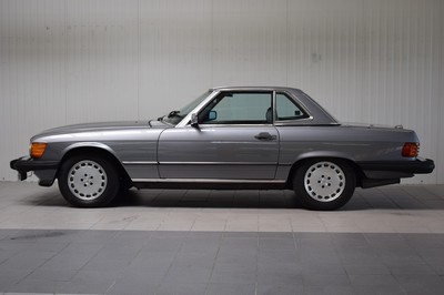 26774207f - Mercedes-Benz 560 SL, chassis number: WDBBA48D6JA076188, year of manufacture 07/1988, two owners in Germany, mileage read 189.815 miles, MOT 04/2026, historic registration, 170 kW/231 PS, 8-cylinder, automatic transmission, silver exterior, grey leather interior, original title, maintenance booklet, owner's manual, etc. Hardtop including stand, kickdown not functional, in possession of the current owner since 2016, approximately EUR 71,000 invested in the vehicle since then, documented by the owner and invoices, most recently complete engine overhaul including heating system & air conditioning for EUR 34,670 by Kienle