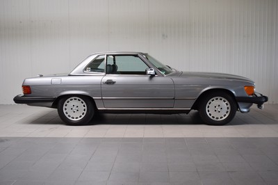 26774207g - Mercedes-Benz 560 SL, chassis number: WDBBA48D6JA076188, year of manufacture 07/1988, two owners in Germany, mileage read 189.815 miles, MOT 04/2026, historic registration, 170 kW/231 PS, 8-cylinder, automatic transmission, silver exterior, grey leather interior, original title, maintenance booklet, owner's manual, etc. Hardtop including stand, kickdown not functional, in possession of the current owner since 2016, approximately EUR 71,000 invested in the vehicle since then, documented by the owner and invoices, most recently complete engine overhaul including heating system & air conditioning for EUR 34,670 by Kienle