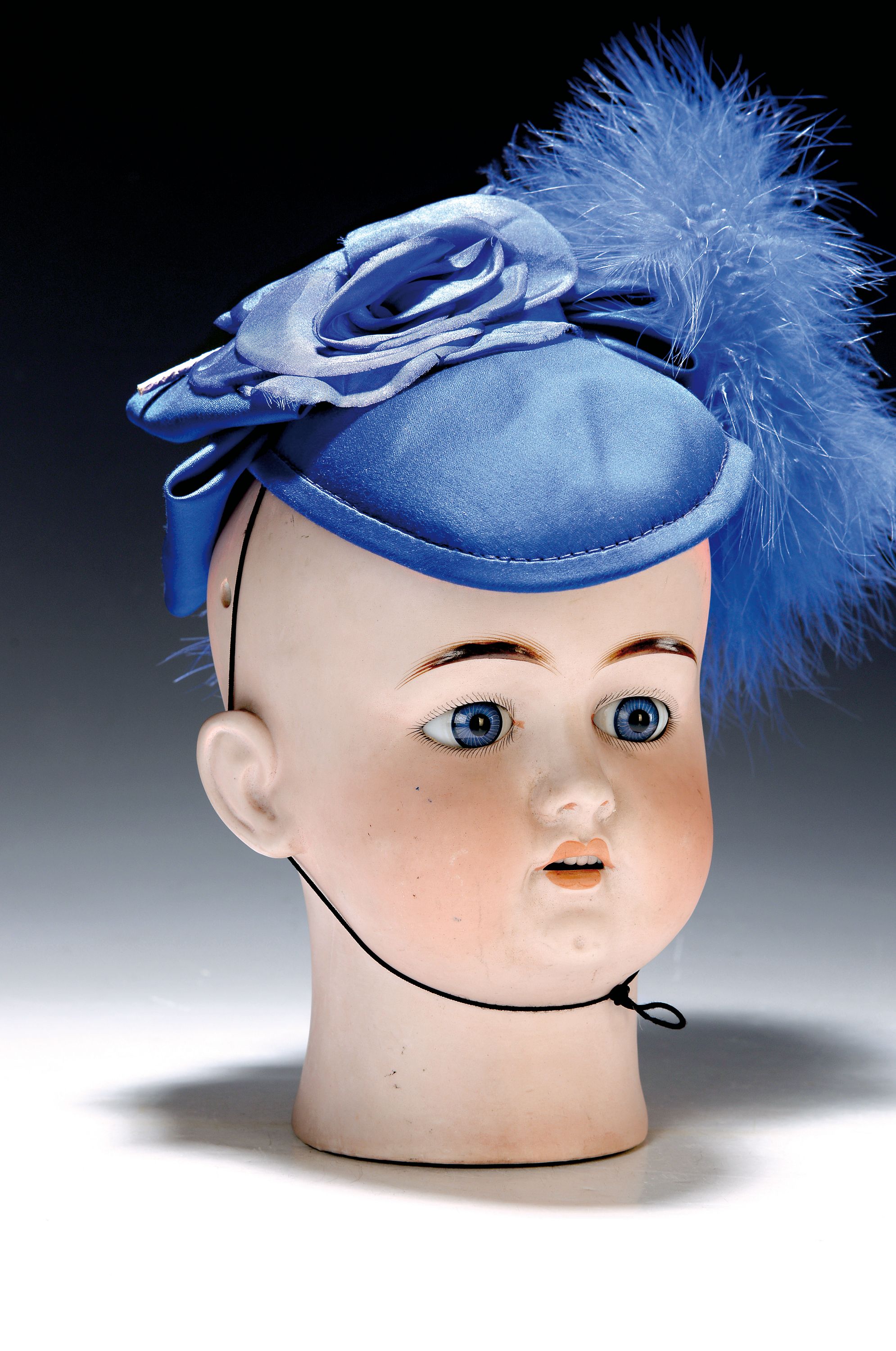 Großer Biskuitporzellankopf, wohl Gebrüder Kühlenz wohl für Schaufensterpuppe, gem. Germany 13 x, blaue fest stehende Paperweight-Augen offener ...