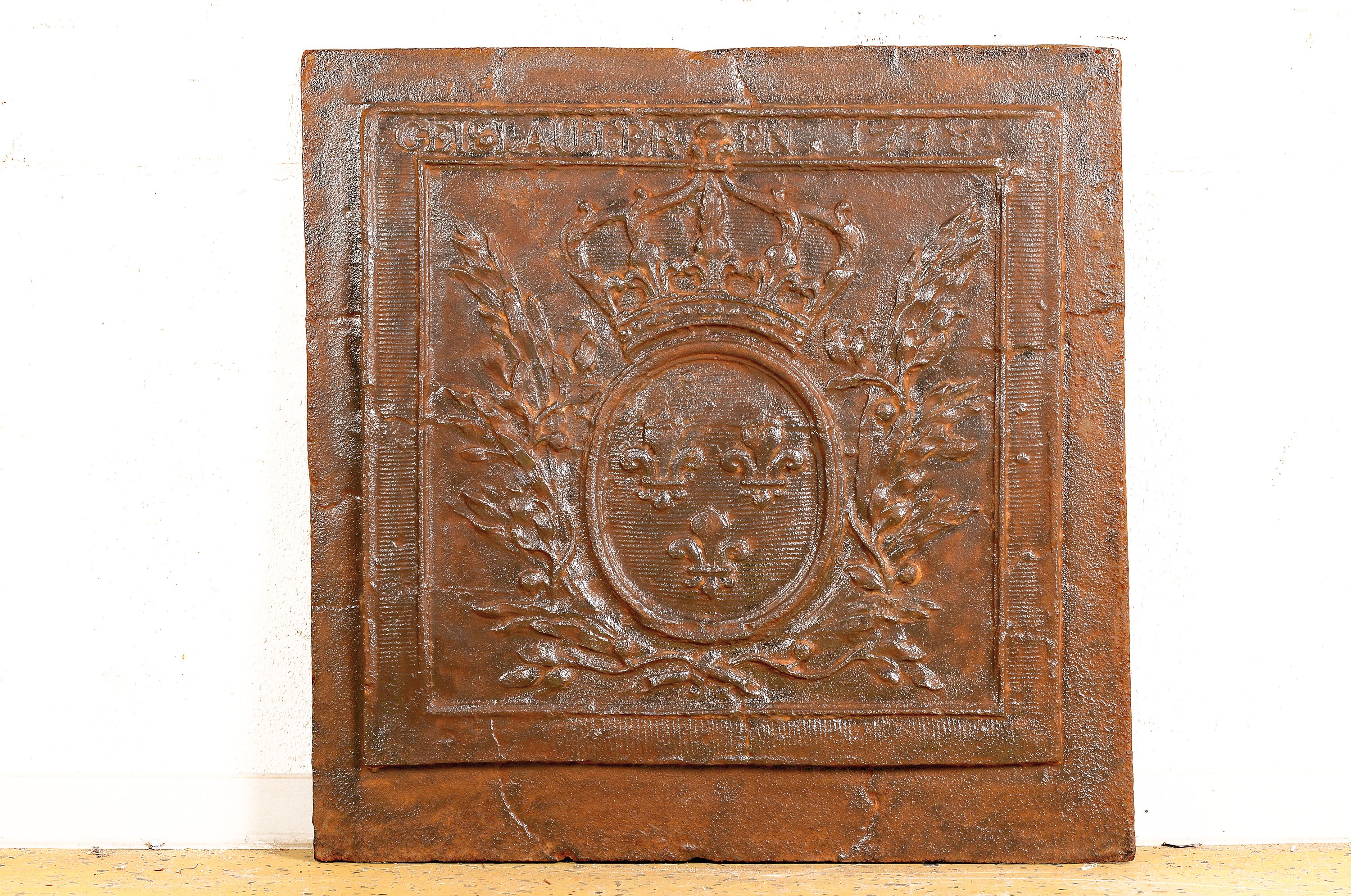 Kaminplatte, Gießerei Geislautern, datiert 1736, französisches Königswappen, Wappenschild mit drei Bourbonenlilien, darüber Königskrone, auf ...