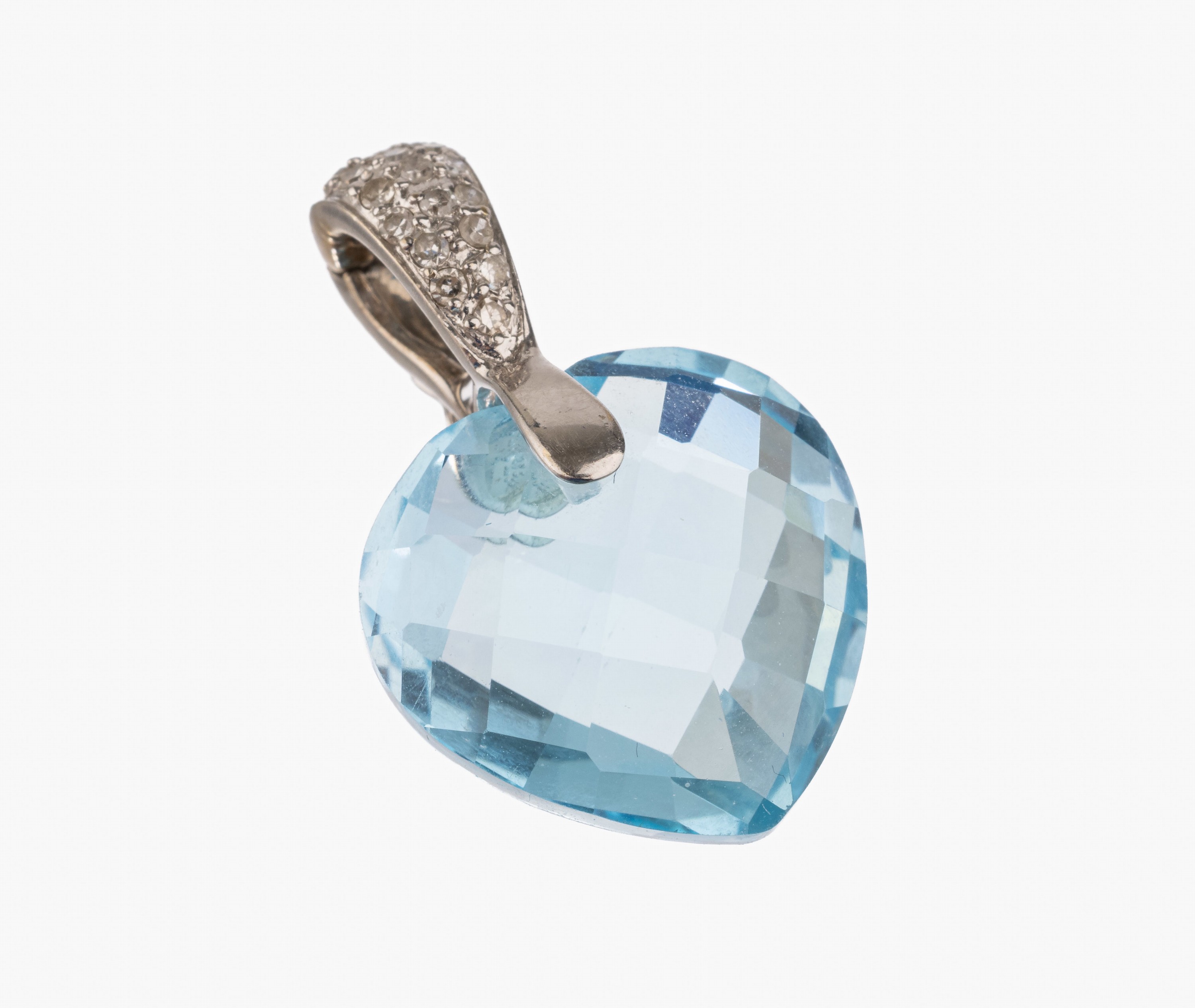 18 kt Gold Diamant Blautopas Clipanhänger, WG 750/000, herzförmig facett. Blautopas (beh .), Anhängeöse mit kl. Diamantbesatz, L. ca. 2.5 cm