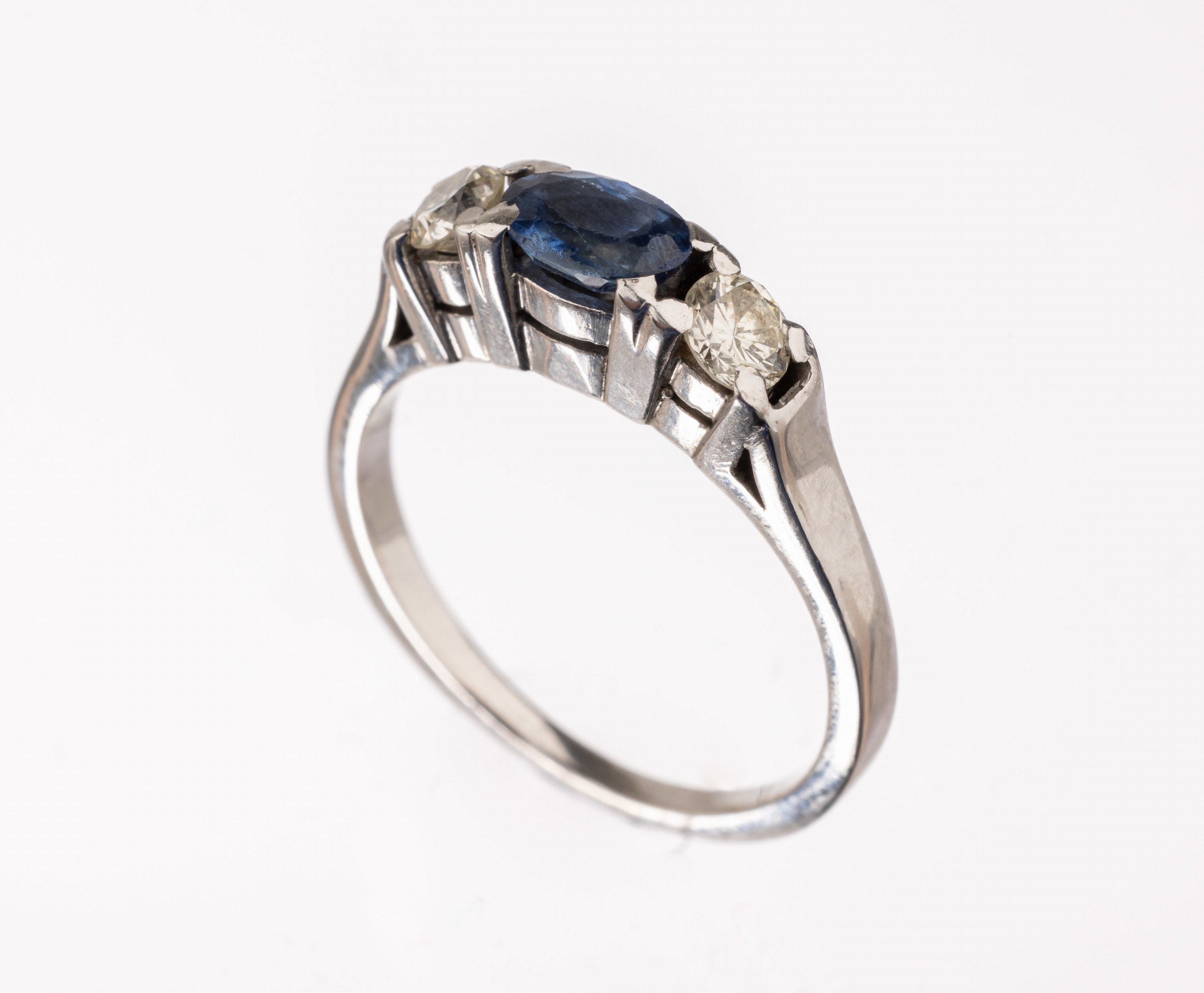 14 kt Gold Brillant Saphir Ring, WG 585/000, ovalfacett. Saphir ca. 0.25 ct starke Kerben/Ausbruch, 2 Brillanten zus. ca. 0.35 ctlight yellow/si, RW ...