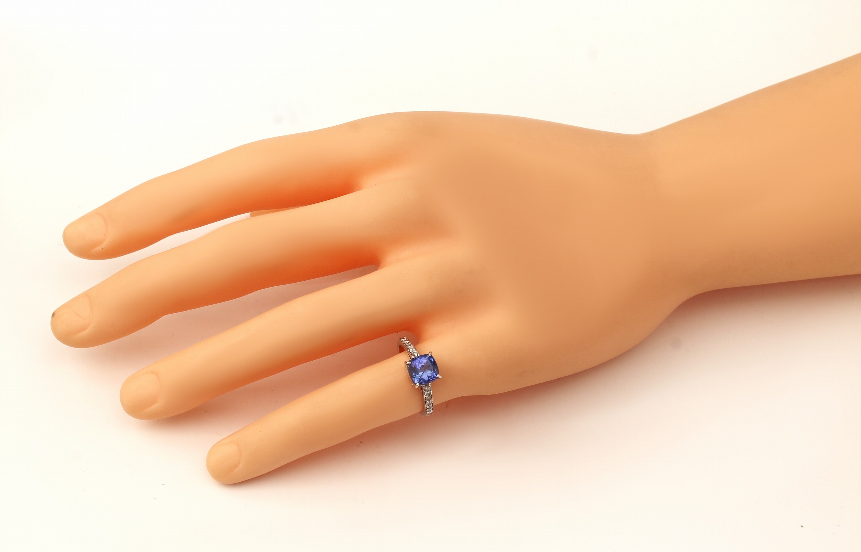 Detail a: 18 kt Gold Brillant Tansanit Ring, WG 750/000, mittig Tansanit im Kissenschliff ca. 1.40 ct ct, Ringschultern besetzt mit insg. 14 Brillanten zus. ...