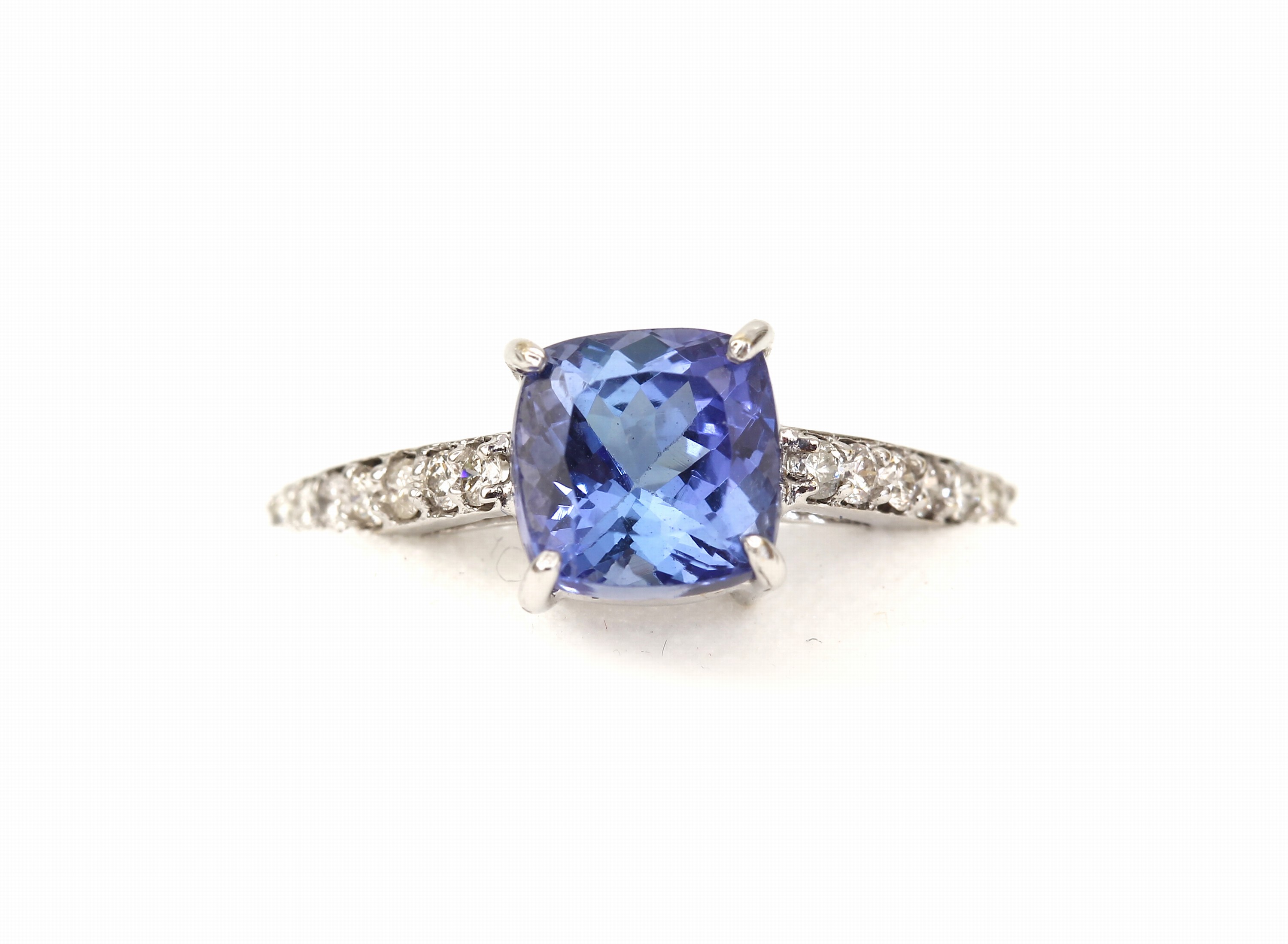 Detail b: 18 kt Gold Brillant Tansanit Ring, WG 750/000, mittig Tansanit im Kissenschliff ca. 1.40 ct ct, Ringschultern besetzt mit insg. 14 Brillanten zus. ...