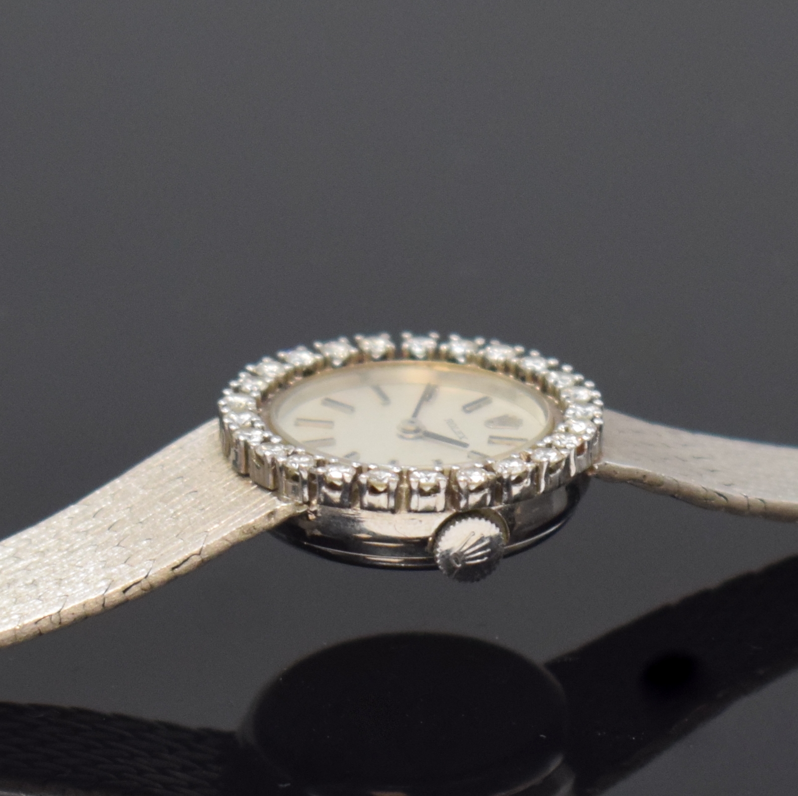 Detail d: ROLEX Damenarmbanduhr in WG 750/000 mit Diamanten, Schweiz 1960er Jahre, Handaufzug, Boden aufgedr., orig. Goldband, Lünette aufw. m. Diamanten ...