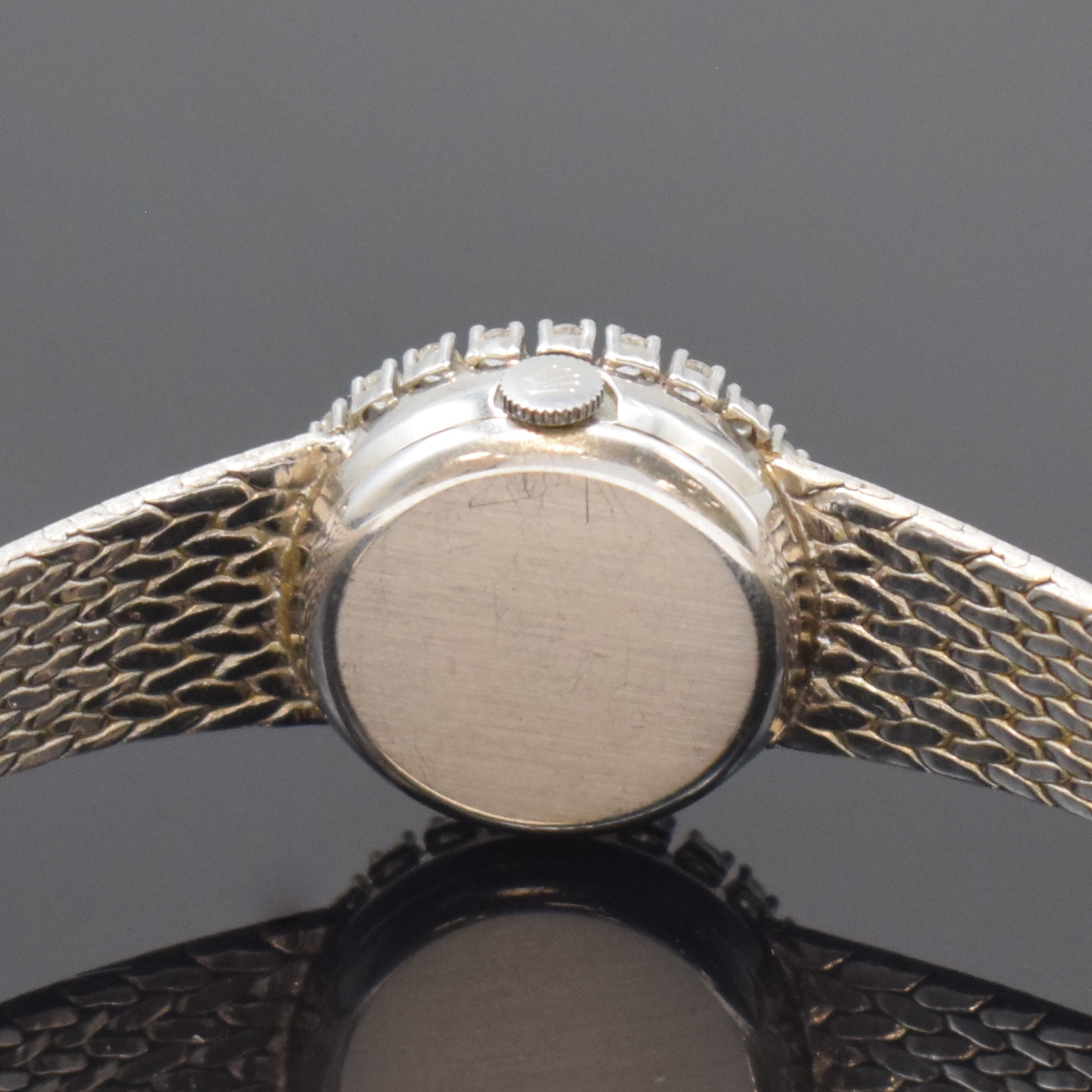 Detail e: ROLEX Damenarmbanduhr in WG 750/000 mit Diamanten, Schweiz 1960er Jahre, Handaufzug, Boden aufgedr., orig. Goldband, Lünette aufw. m. Diamanten ...