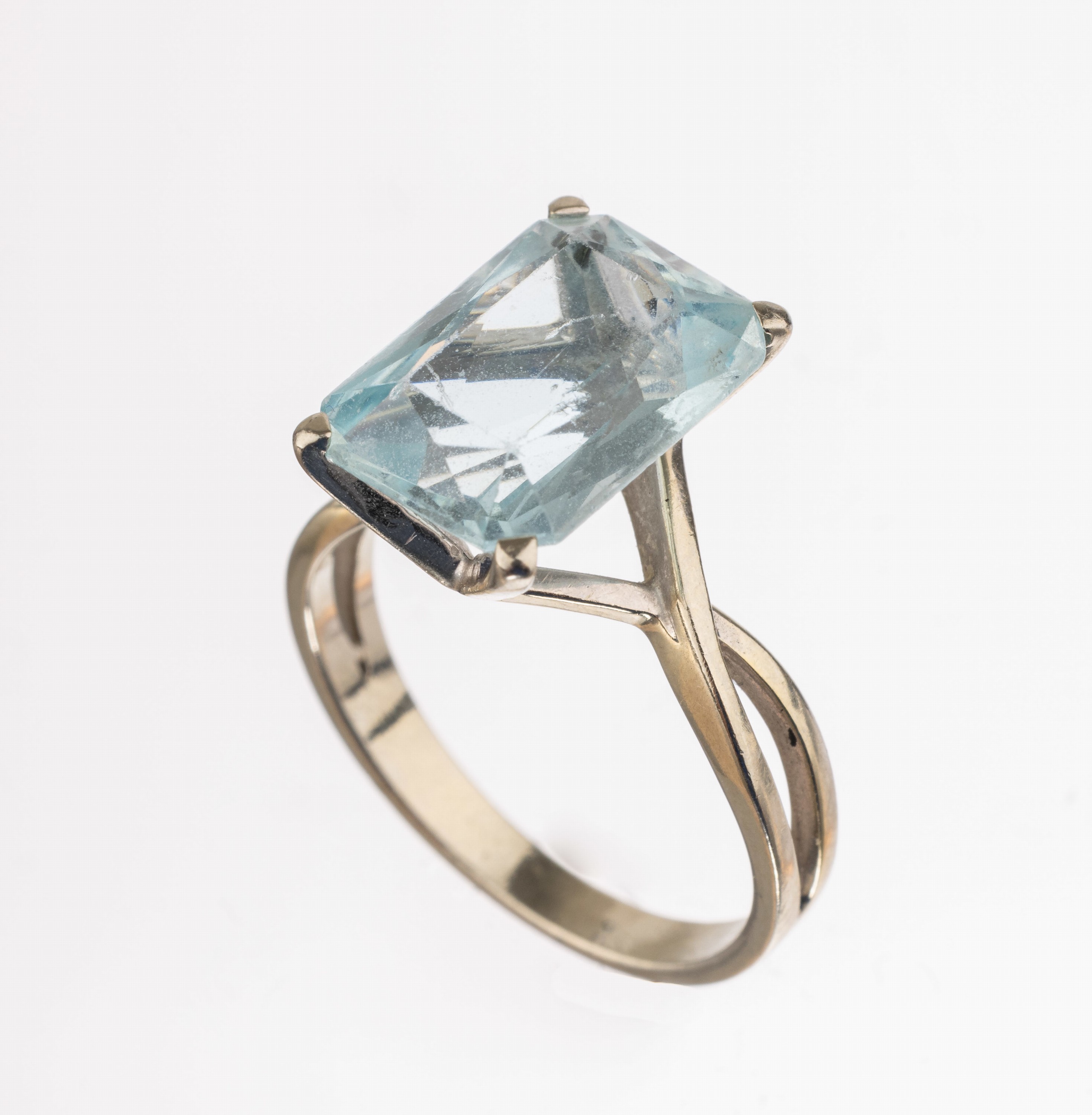 18 kt Gold Aquamarin Ring, WG 750/000, facett. Aquamarinrechteck ca. 2.80 ct, RW 53, ca. 4.0 g
