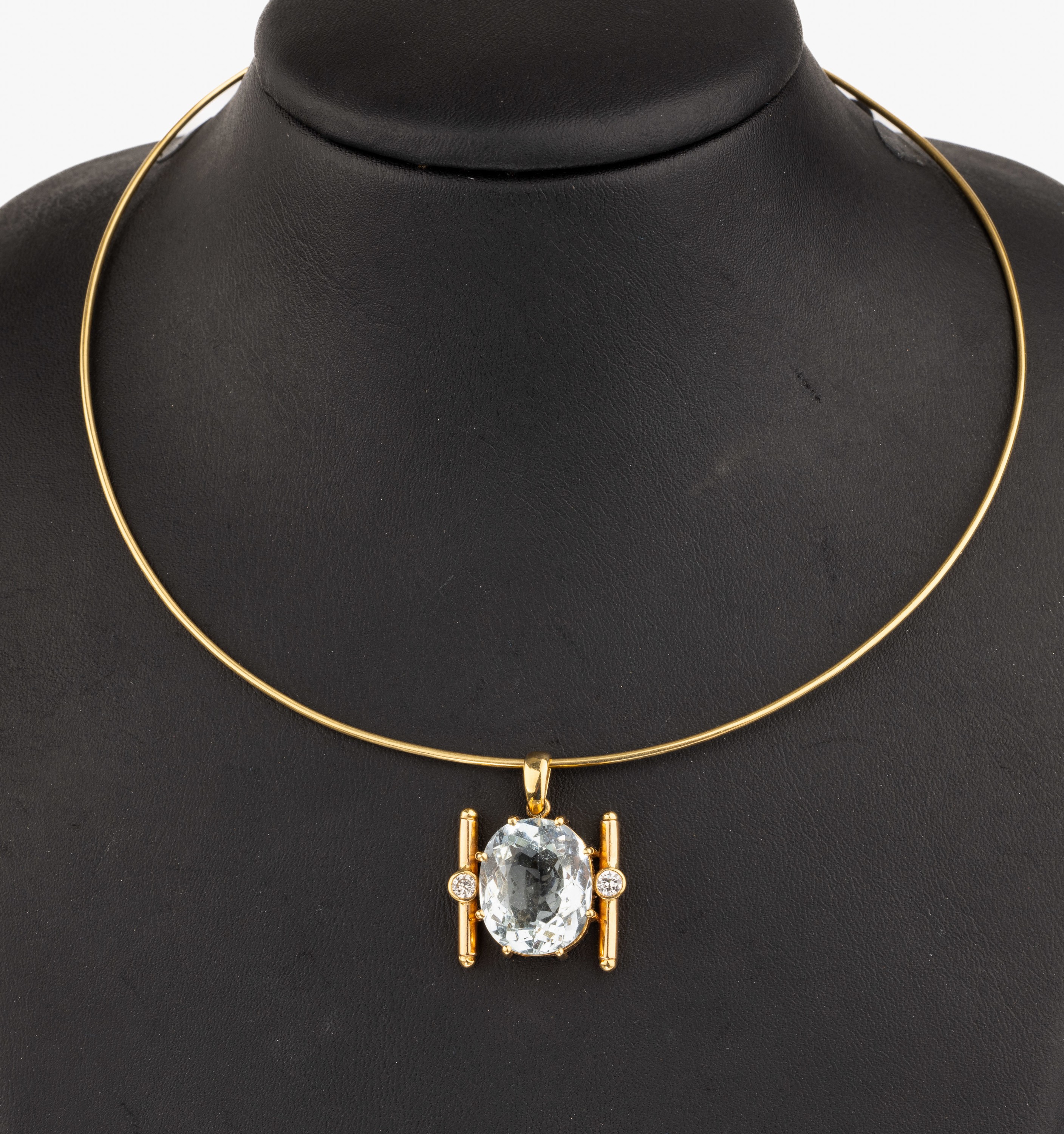 18 kt Gold Aquamarin Brillant Anhänger, GG 750/000, ovalfacett. Aquamarin ca. 8.0 ct, 2 Brillanten zus. ca. 0.25 ct Weiß/si, an Halsreif, D. ca. ...