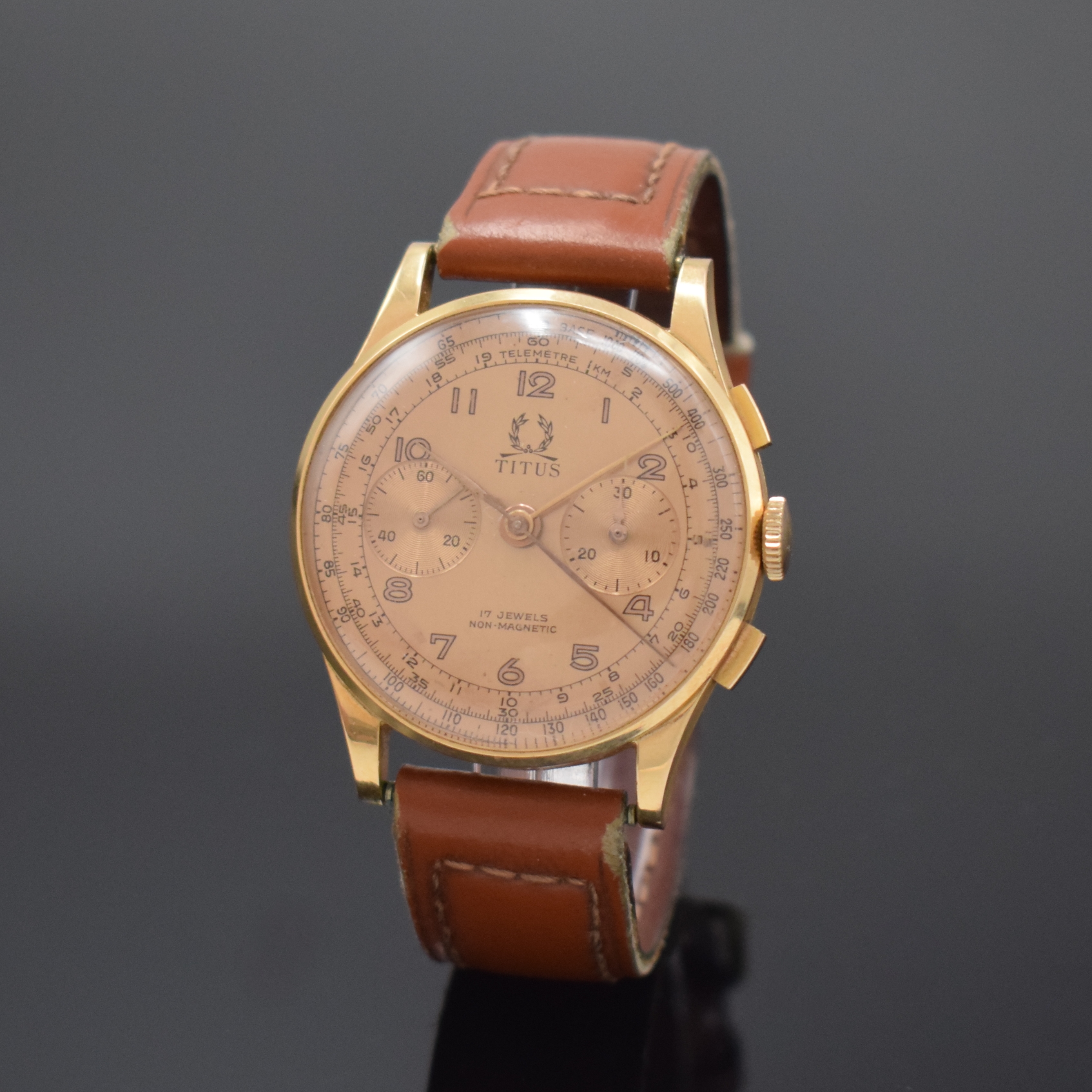 TITUS Armbandchronograph in RoseG 750/000, Schweiz um 1950, Handaufzug, dell. Boden aufgedr., Metall-Innendeckel, kupferfarb. Zifferbl., arab. ...