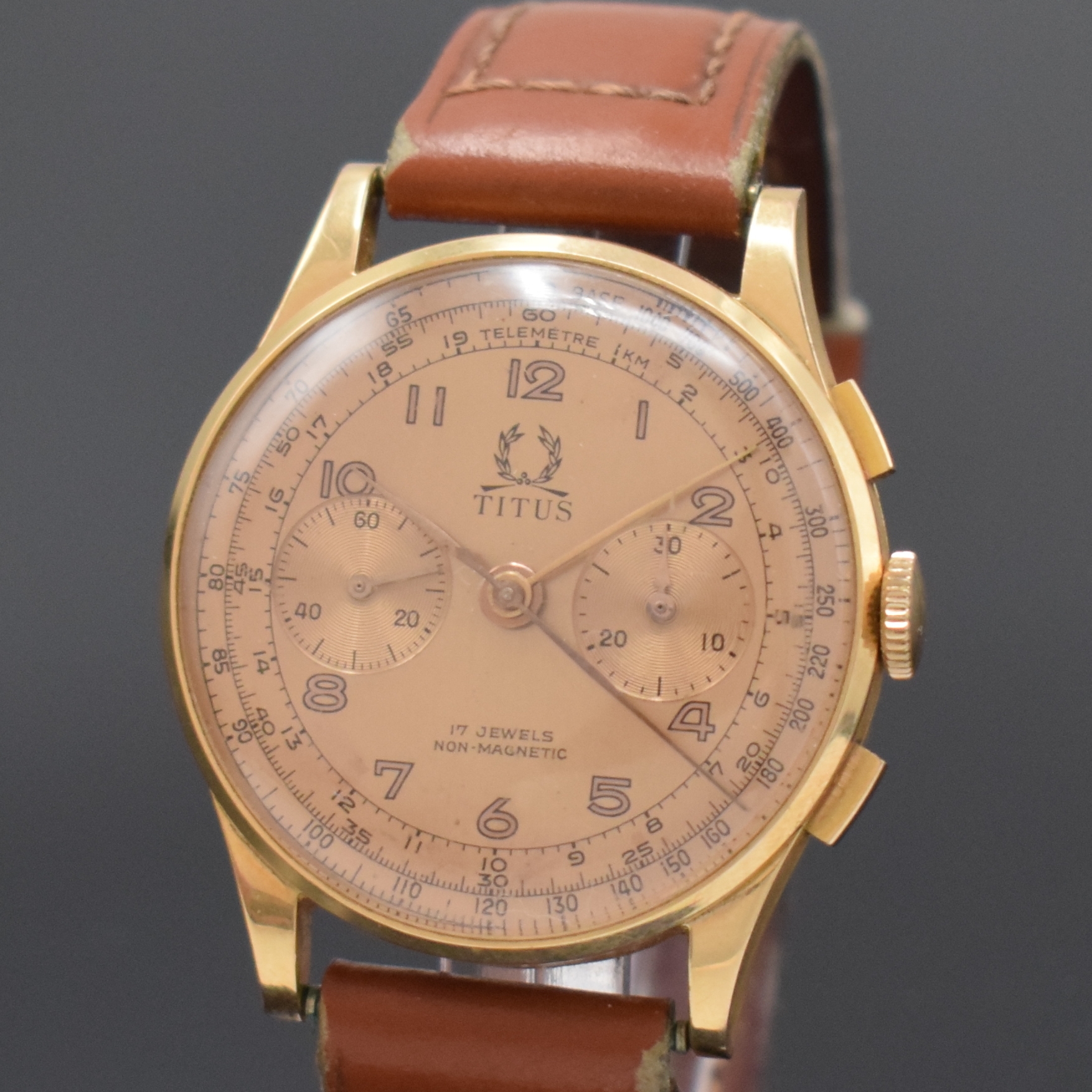 Detail a: TITUS Armbandchronograph in RoseG 750/000, Schweiz um 1950, Handaufzug, dell. Boden aufgedr., Metall-Innendeckel, kupferfarb. Zifferbl., arab. ...