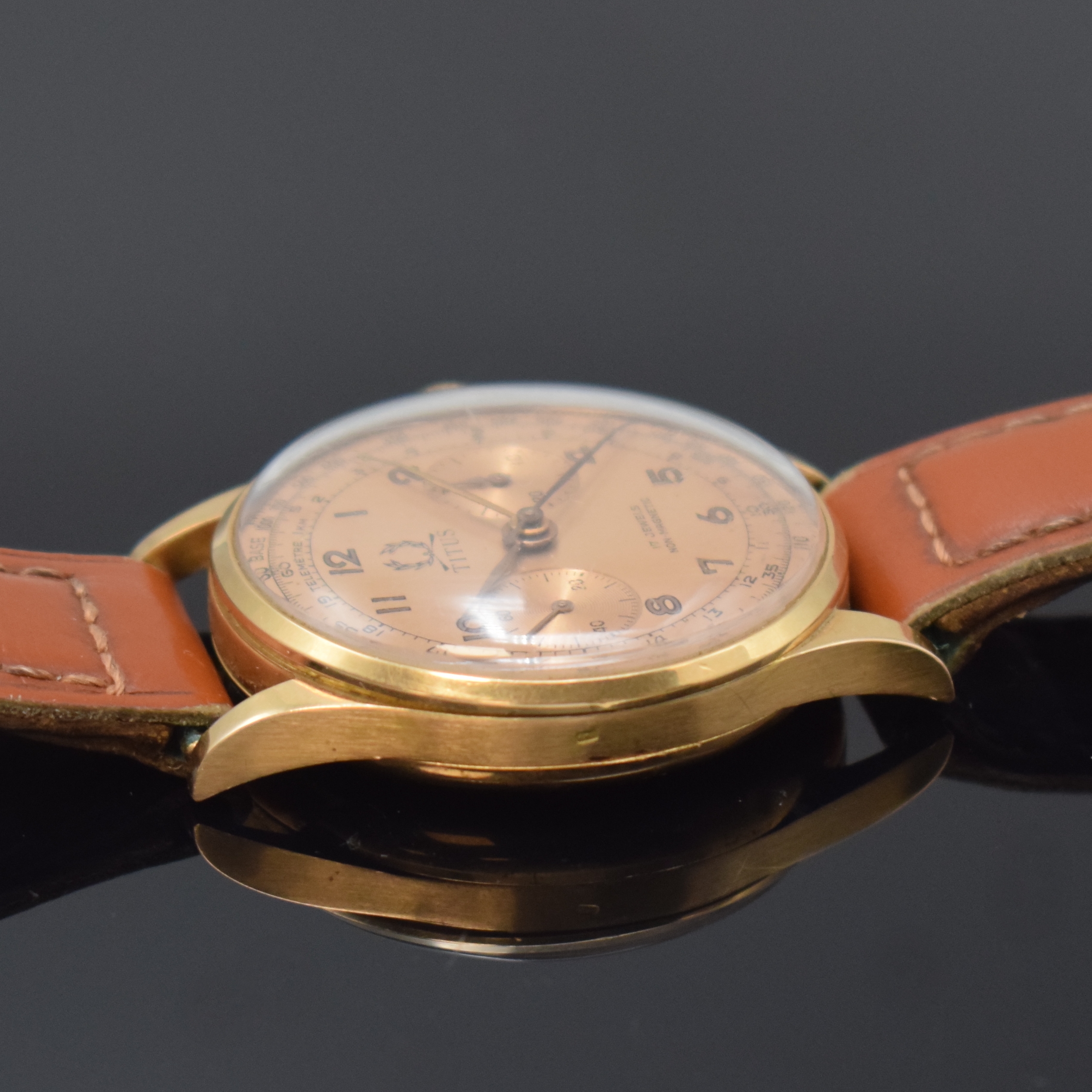 Detail c: TITUS Armbandchronograph in RoseG 750/000, Schweiz um 1950, Handaufzug, dell. Boden aufgedr., Metall-Innendeckel, kupferfarb. Zifferbl., arab. ...