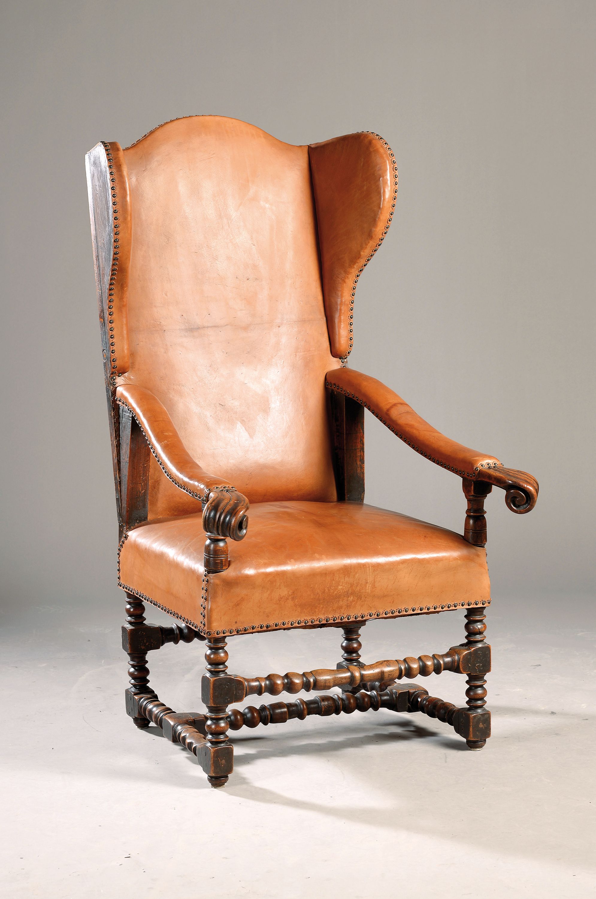 Ohrenbackensessel/ Barocksessel, um 1750, Nußbaum massiv, Leder bezogen, Ränder mit Lederziernaht dekoriert, ca. 138 x 72 x 84 cm Sh. ca. 47 cm, EZ ...