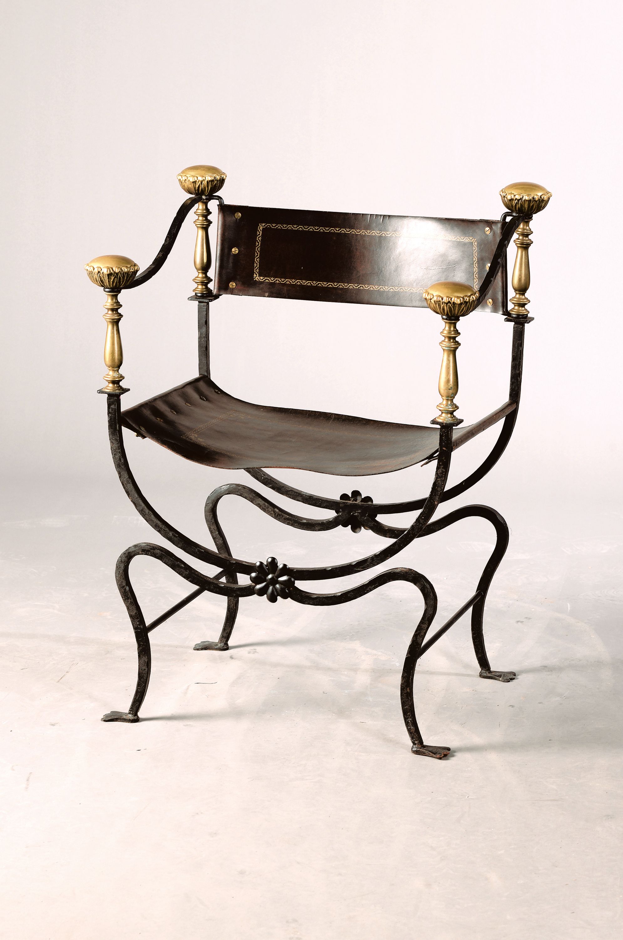 Savonarola Stuhl, Faltstuhl, Italien, um 1900 , Gestell aus Eisenguss, Sitzfläche Leder, vergoldet, H. ca. 80 cm, Sh. ca. 44 cm, EZ 2-3