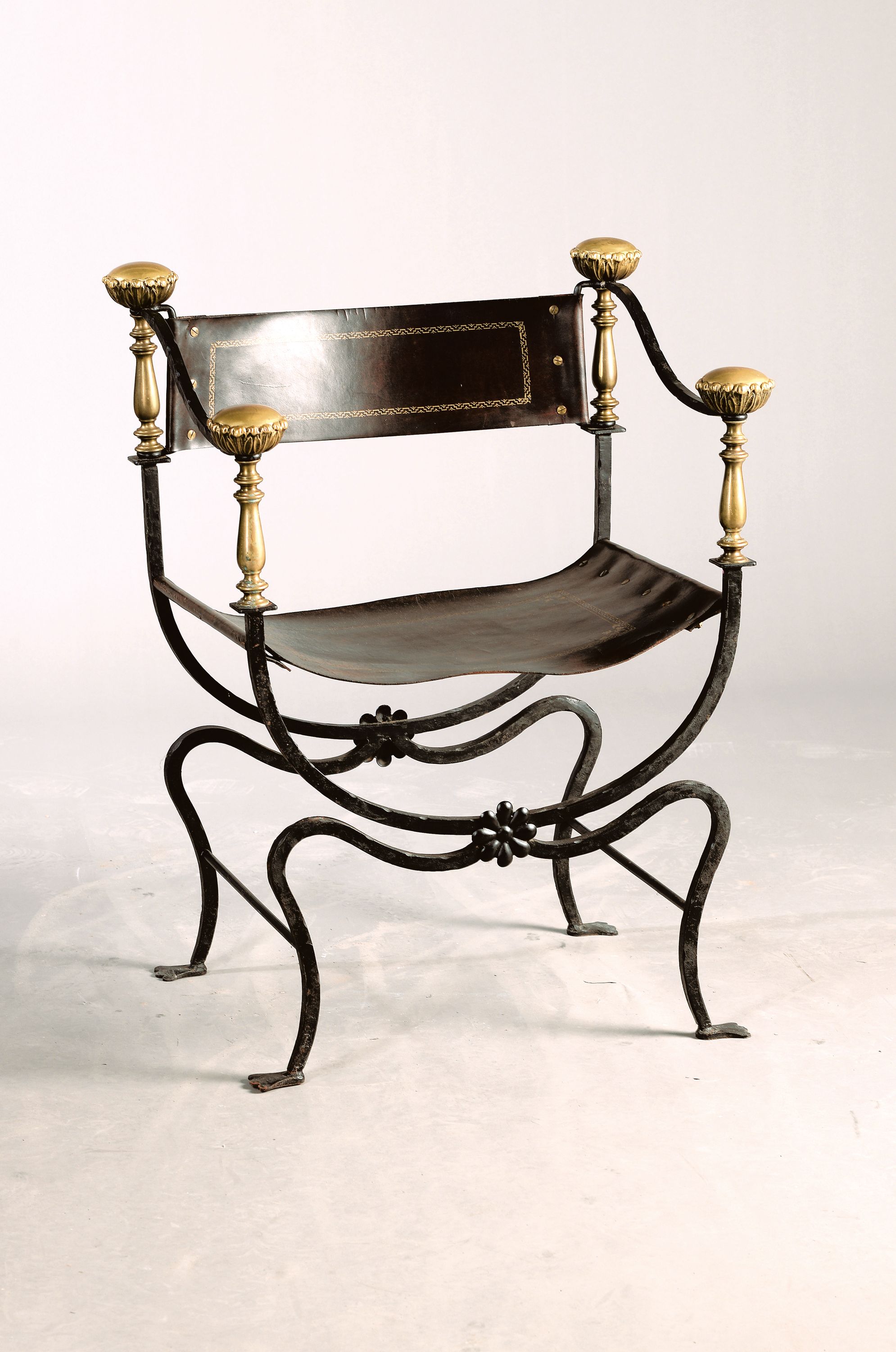 Savonarola Stuhl, Faltstuhl, Italien, um 1900 , Gestell aus Eisenguss, Sitzfläche Leder, vergoldet, H. ca. 80 cm, Sh. ca. 44 cm, EZ 2-3