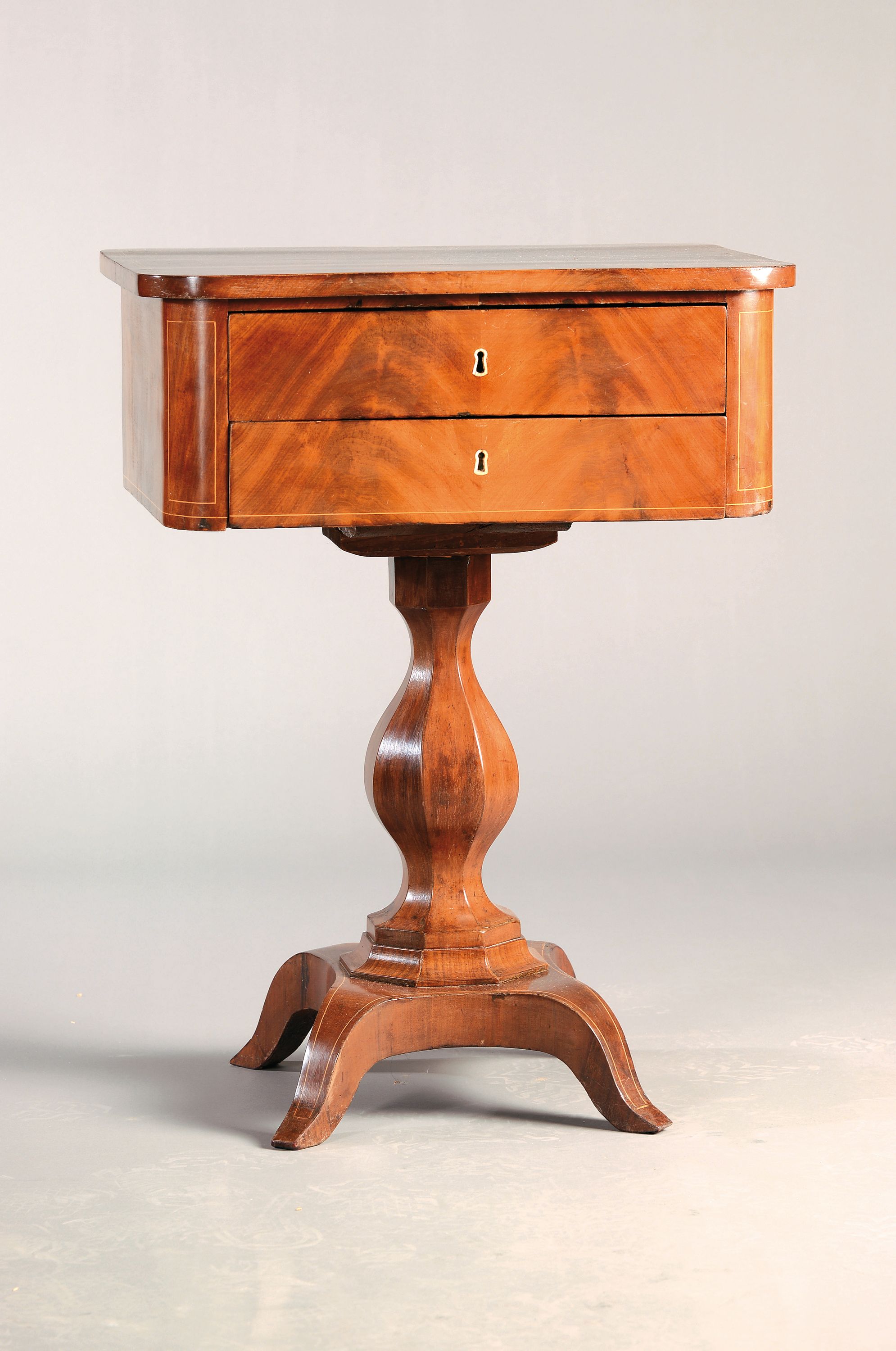 Nähtisch, Biedermeier, um 1840, Mahagonifurnier, Fadenintarsien, 2 Schubladen,mit Nähinneneinteilung, ca. 75 x 56 x 43 cm, EZ 2-3
