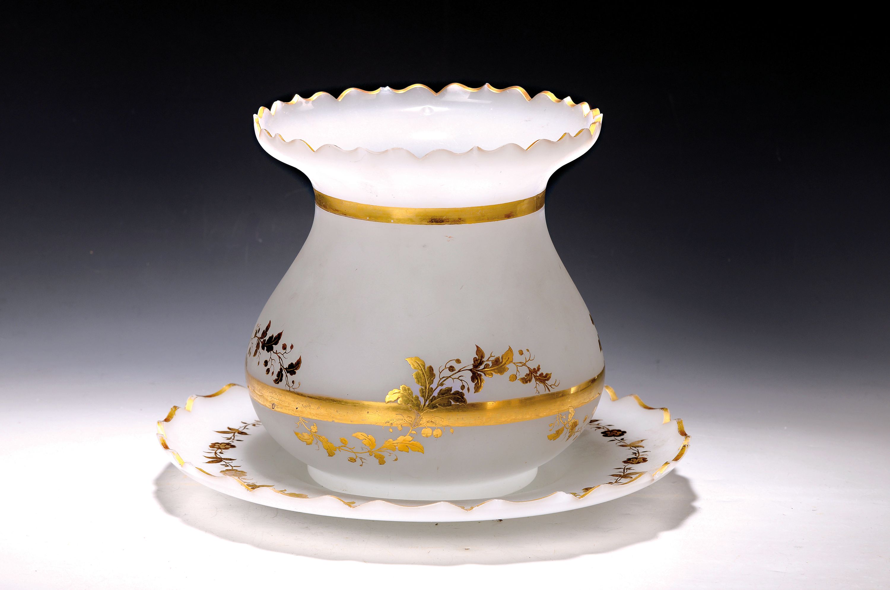 Vase mit Presentoir, wohl bay. Wald, um 1840, mattierter Glaskörper, reiche florale Goldbemalung, umlaufendes Band, am geschwungenen Rand l. best., ...