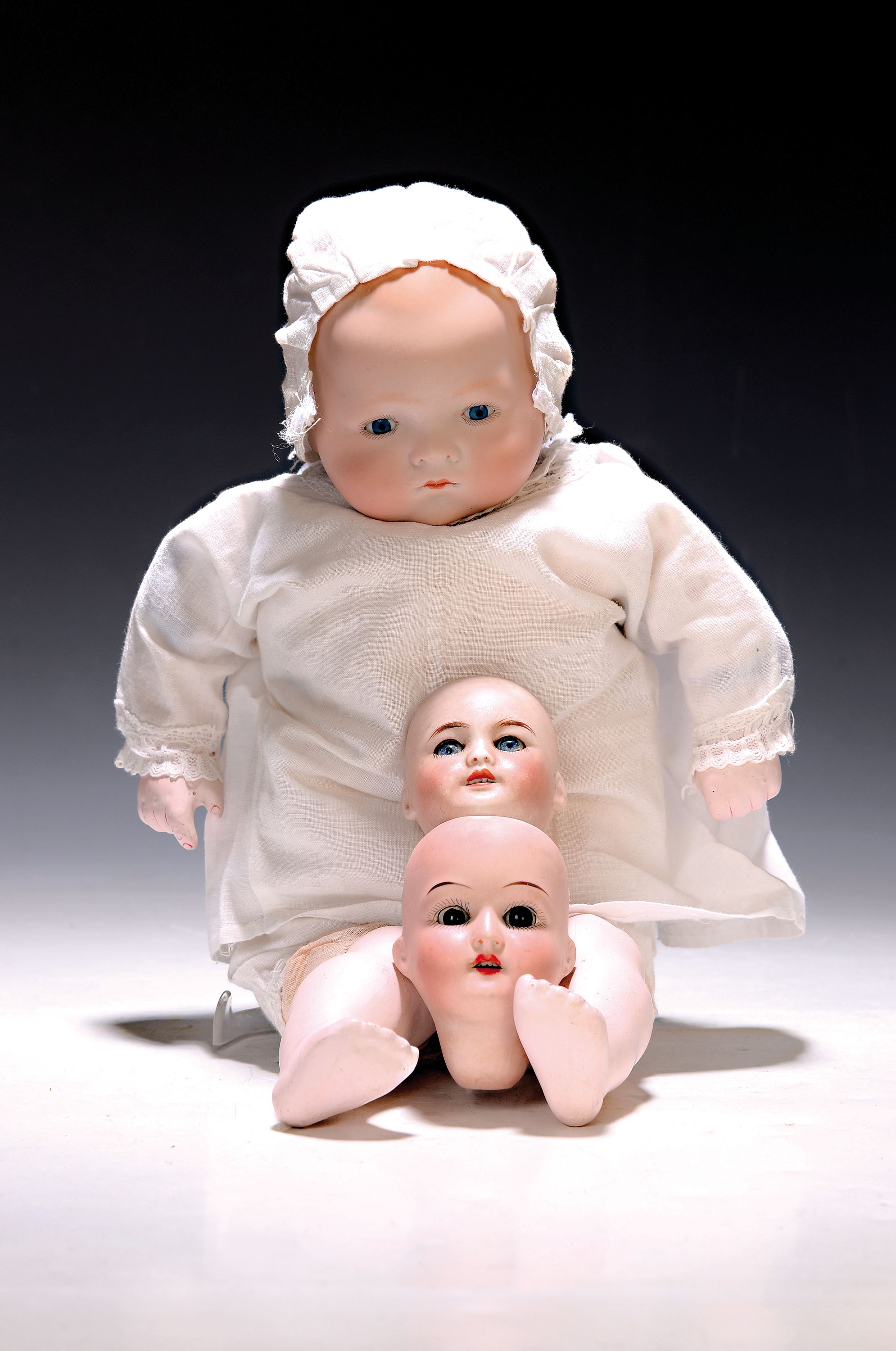 Porzellankopfpuppe und zwei kleine Puppenköpfe, Armand Marseille 341/3 "Dream Baby", 20er Jahre, Porzellankopf mit blauen Schlafaugen, ...