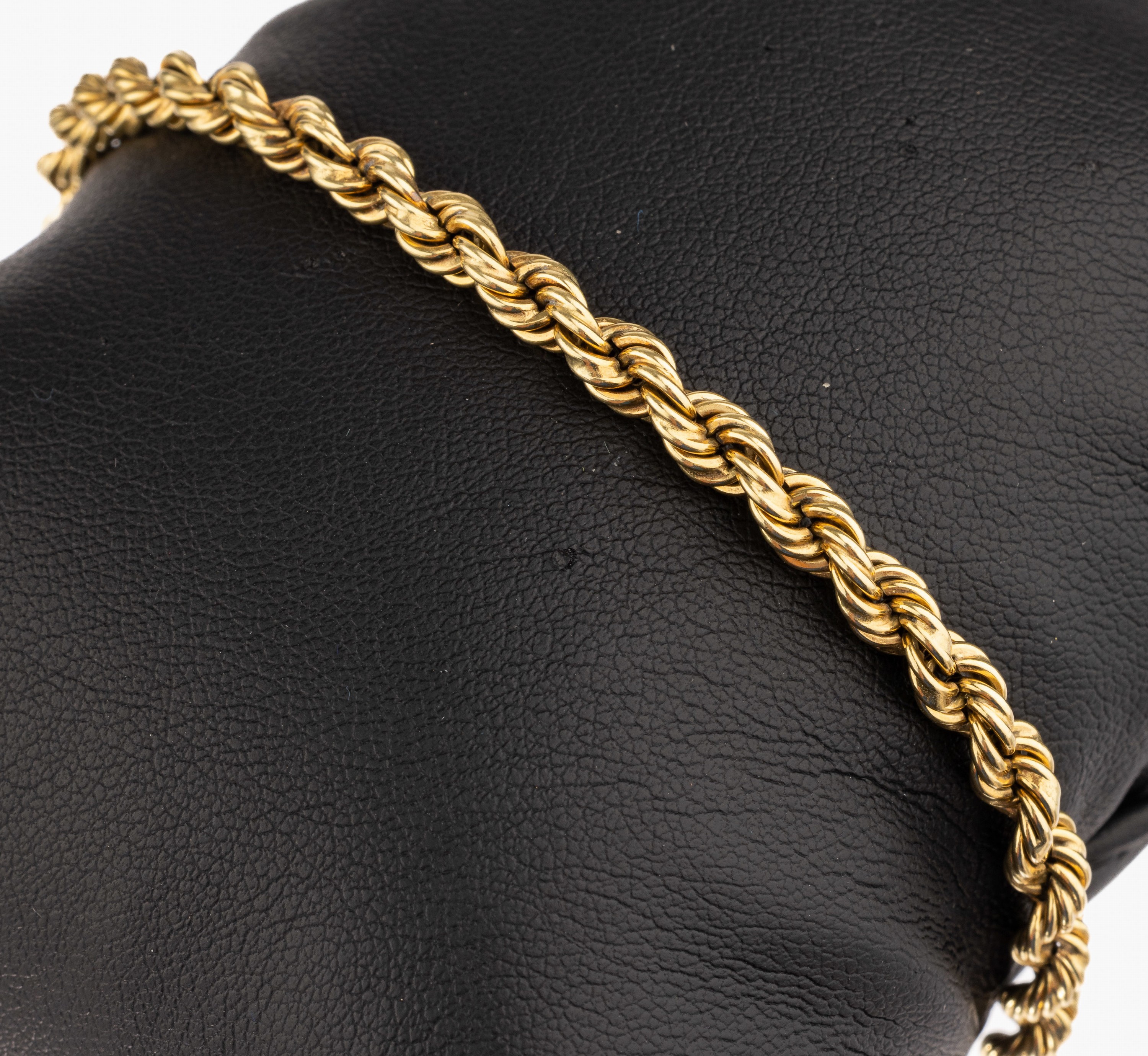 18 kt Gold Kordelarmband, ca. 7.6 g, GG 750/000, L. ca. 19 cm, Karabinerschließe, D. ca. 4 mm