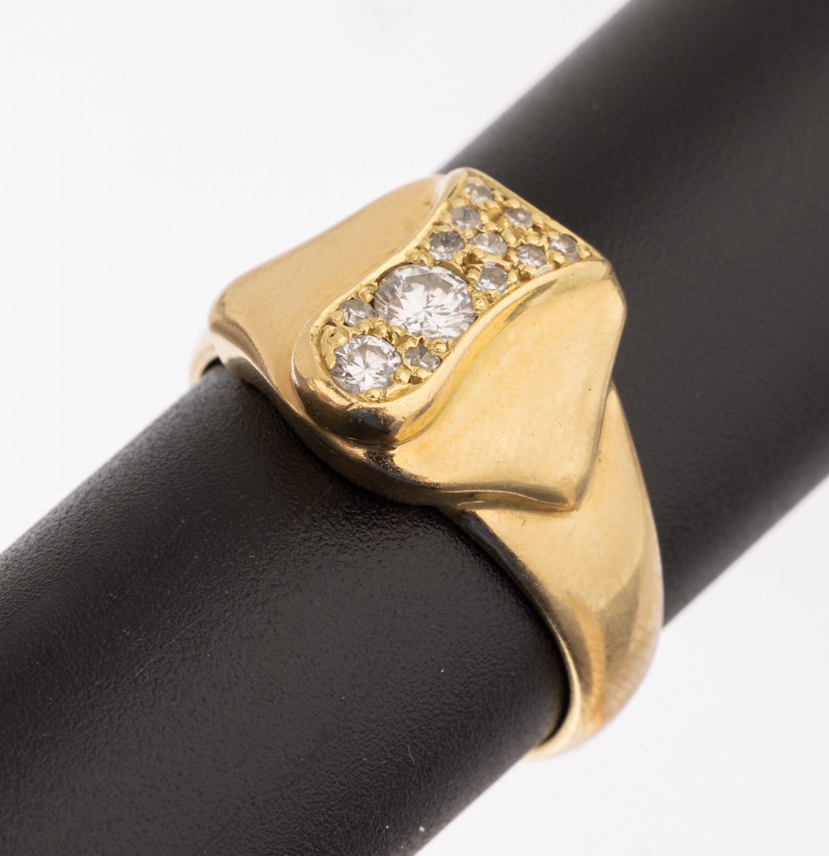 18 kt Gold Brillant Ring, GG 750/000, ausgefallener Ringkopf, bes. mit 10 Brillantenzus. ca. 0.36 ct Weiß/p 1, RW 61, ca. 14.2 g