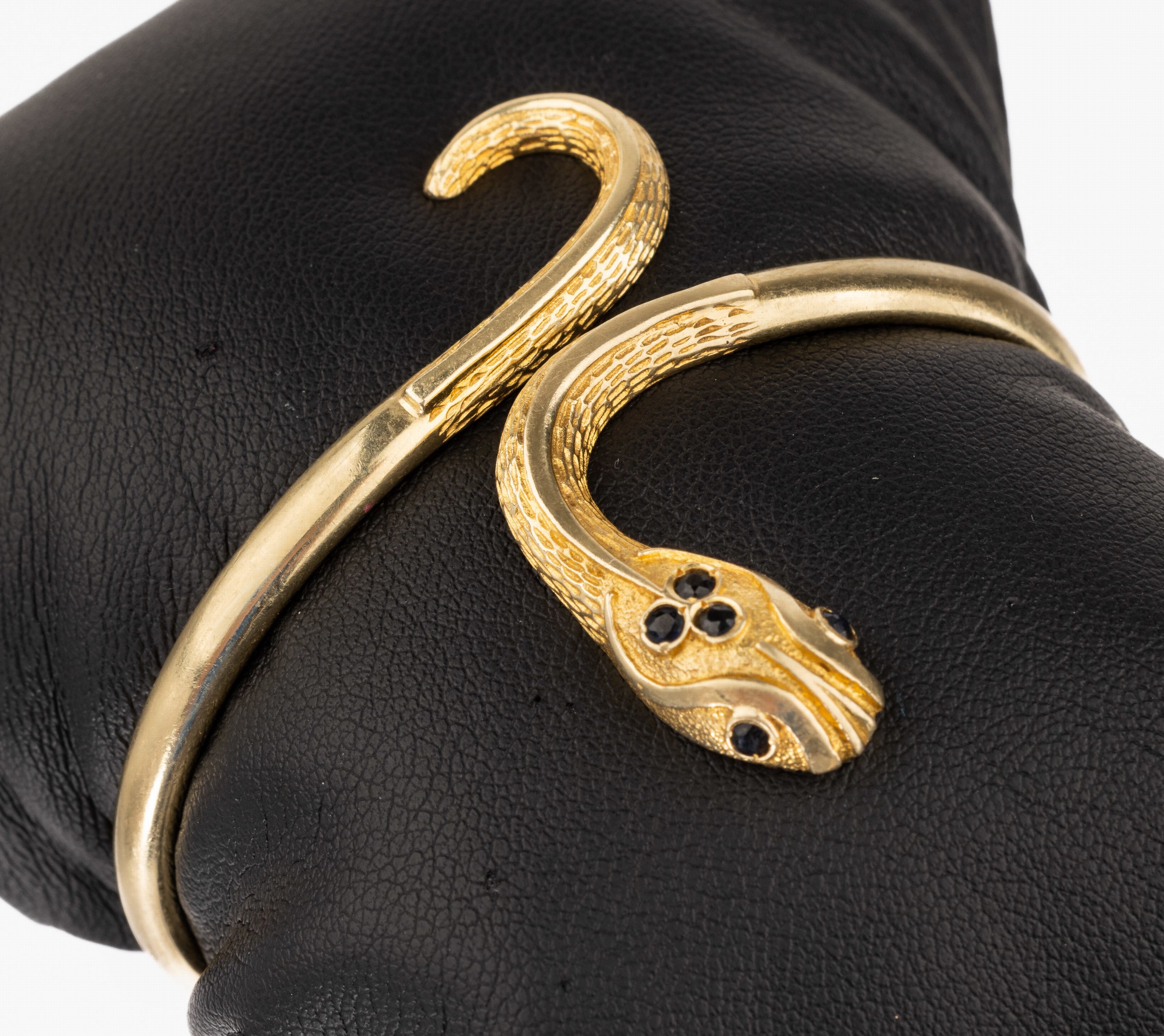 14 kt Gold Schlangenarmreif, GG 585/000, rundfacett. Saphire, graviert, total ca. 12.5 g, D ca. 5.5 x 5 cm