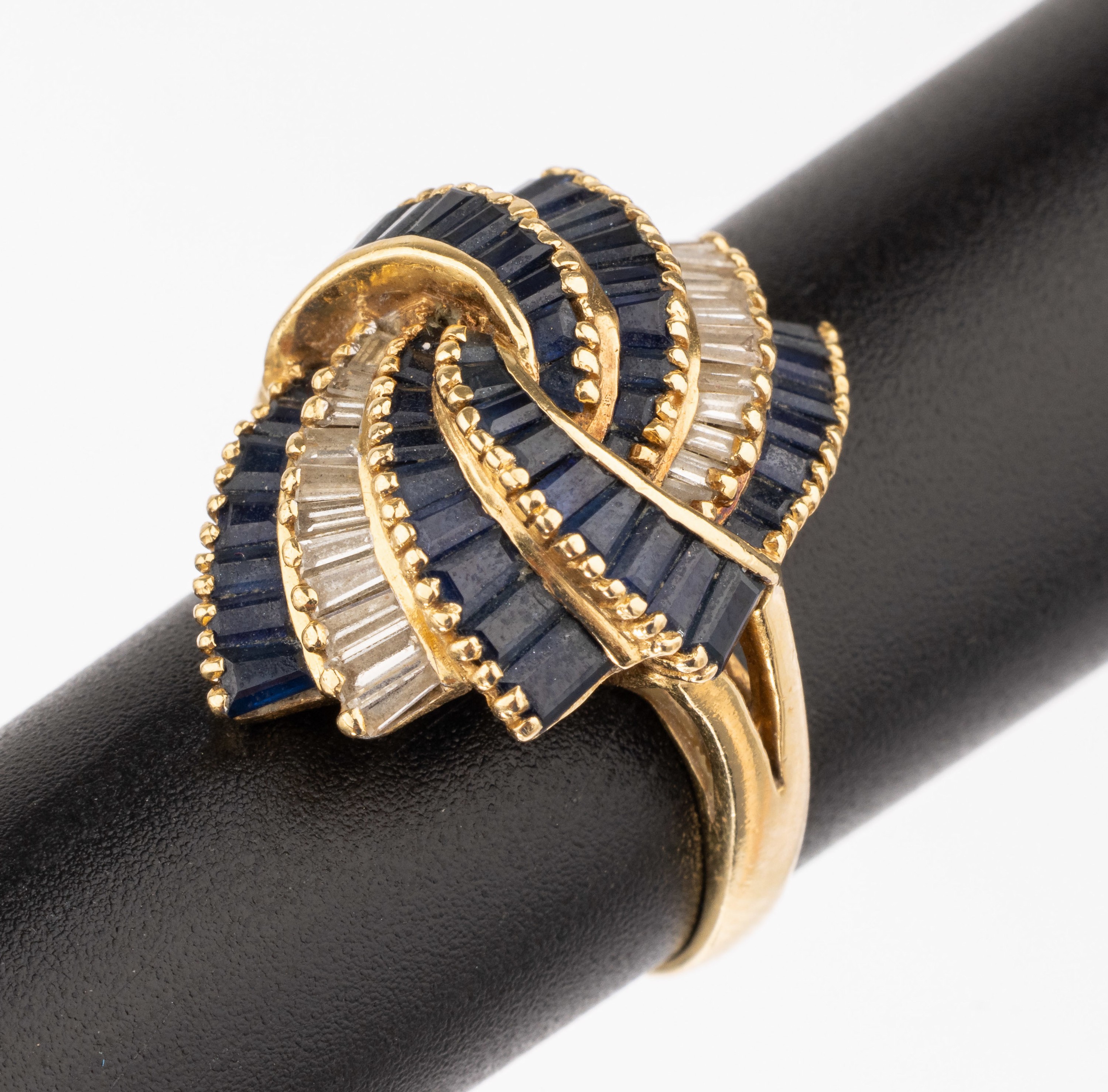 18 kt Gold Saphir-Diamant-Ring, GG 750/0000, Saphir-Baguettes und -Trapeze zus. ca. 2.0 ct, Diamant-Baguettes zus. ca. 0.40 ct Weiß/si, total ca. ...