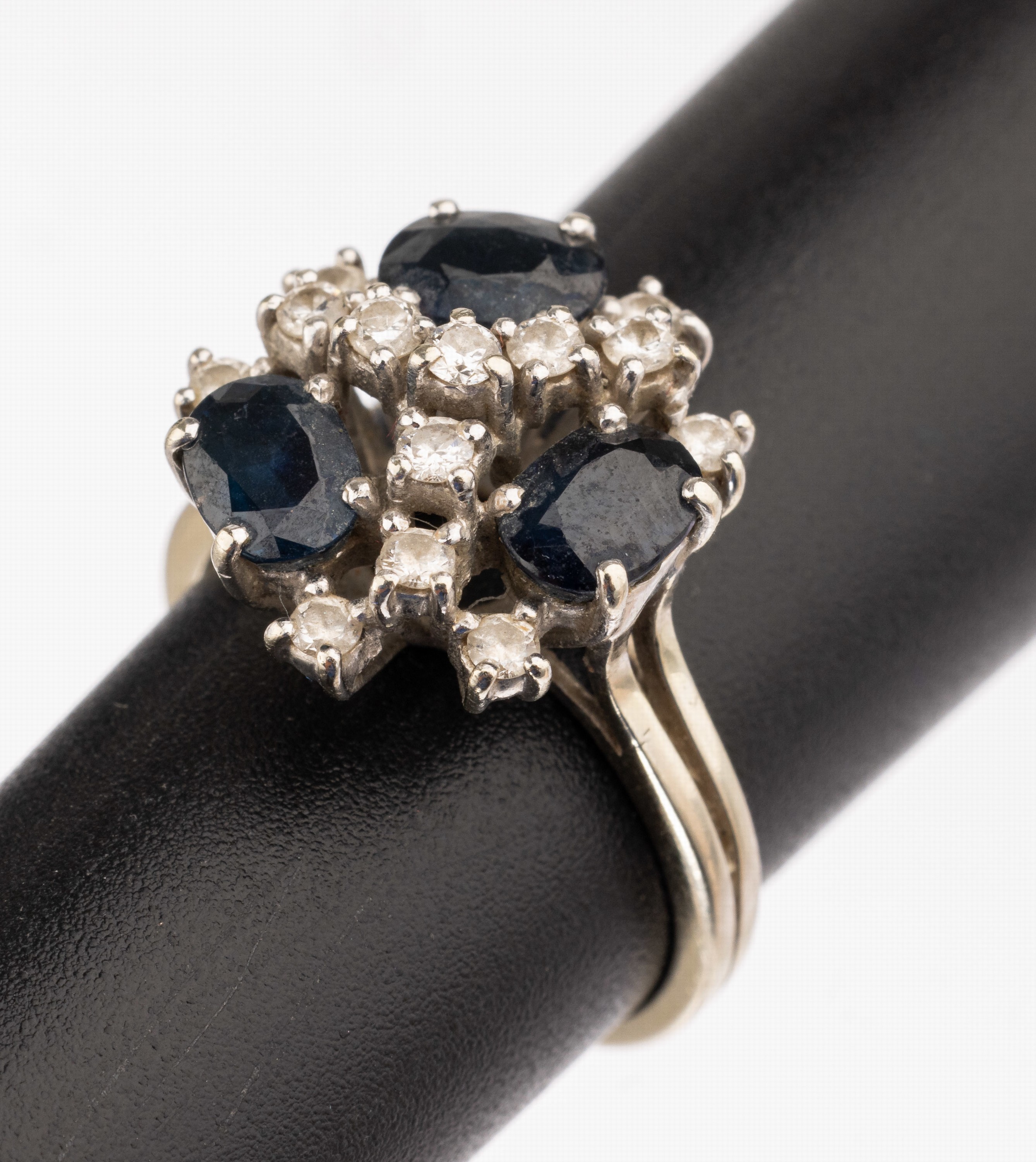 18 kt Gold Saphir-Brillant-Ring, WG 750/000, 3 ovalfacett. Saphire zus. ca. 2.20 ct, 13 Brillanten zus. ca. 0.39 ct Weiß/si-p 1, total ca. 4.9 g, ...