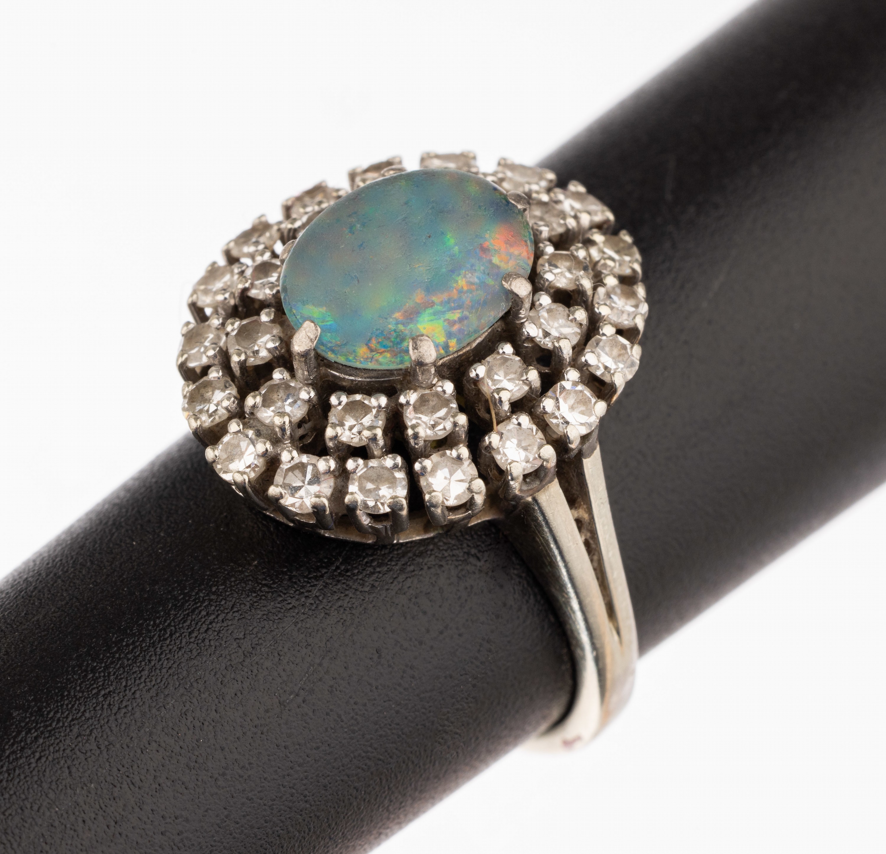 18 kt Gold Opal-Diamant-Ring, WG 750/000, ovale Opal-Triplette (besch.) 30 8/8-Diamanten zus. ca. 0.90 ct Weiß/si-p 1,total ca. 6.7 g, RW 53