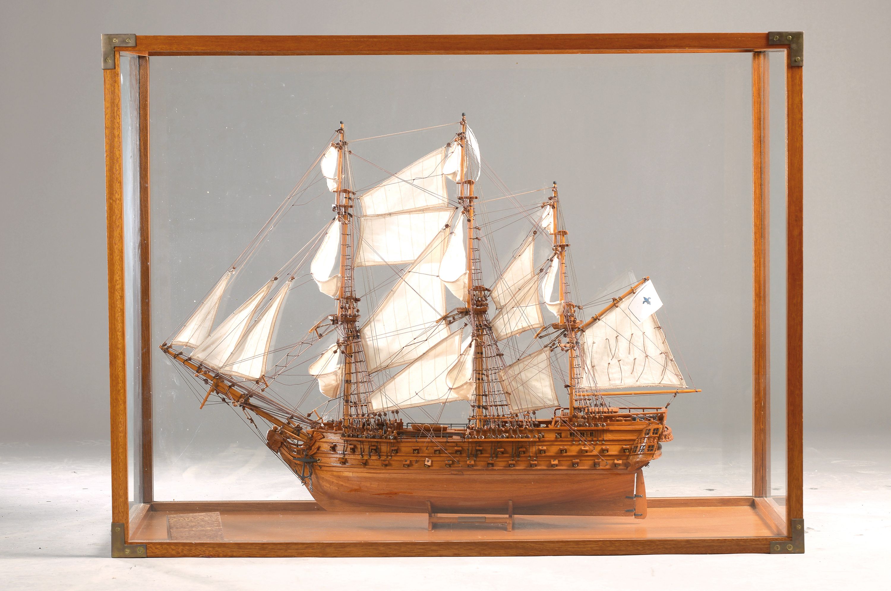 Modellschiff der "Superbe", Dreimaster in voller Takelage, Holz, Stoff und Seile, allseitig verglaster Schaukasten, ca. 77x103x 43cm