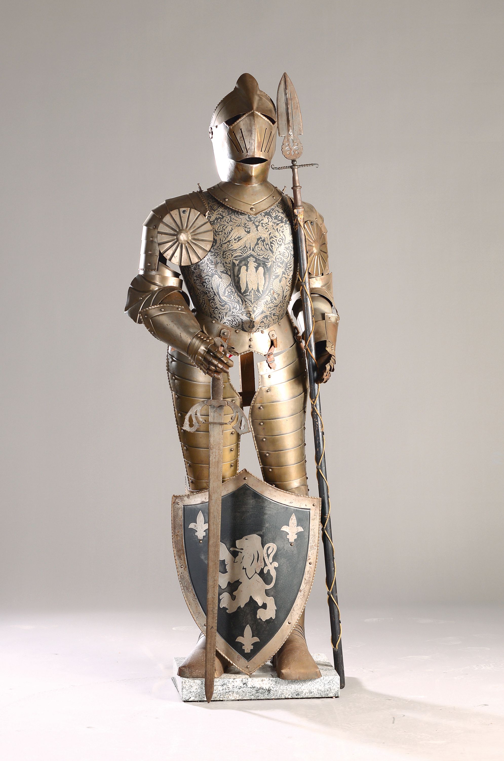 Dekorative Ritterrüstung "Franz", 20.Jh., Ganzkörperrüstung, Metall, bewegliche Teile, z.T. mit Lederriemen, mit Schwert, Hellebarde, ...
