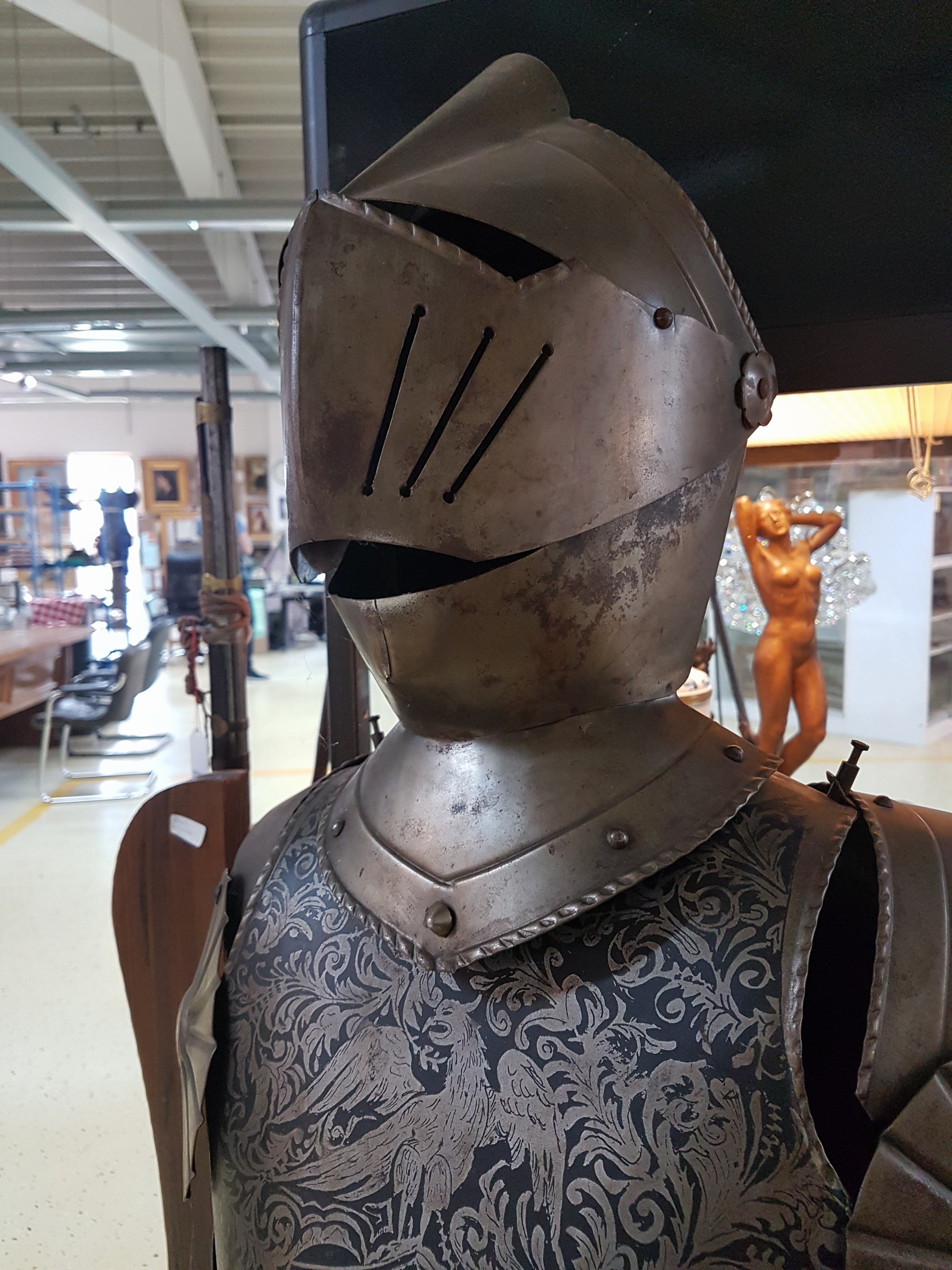 Detail a: Dekorative Ritterrüstung "Franz", 20.Jh., Ganzkörperrüstung, Metall, bewegliche Teile, z.T. mit Lederriemen, mit Schwert, Hellebarde, ...