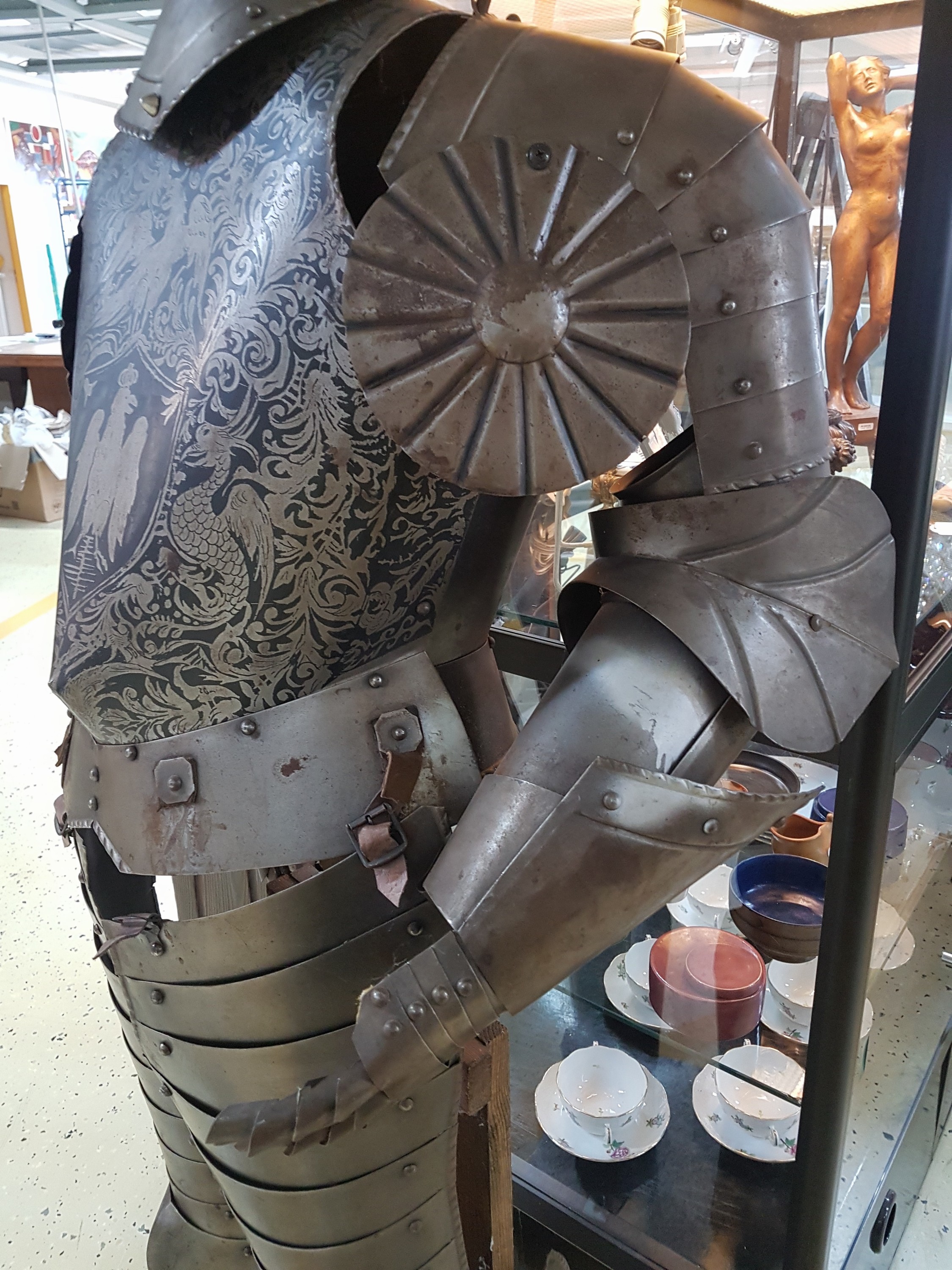 Detail b: Dekorative Ritterrüstung "Franz", 20.Jh., Ganzkörperrüstung, Metall, bewegliche Teile, z.T. mit Lederriemen, mit Schwert, Hellebarde, ...