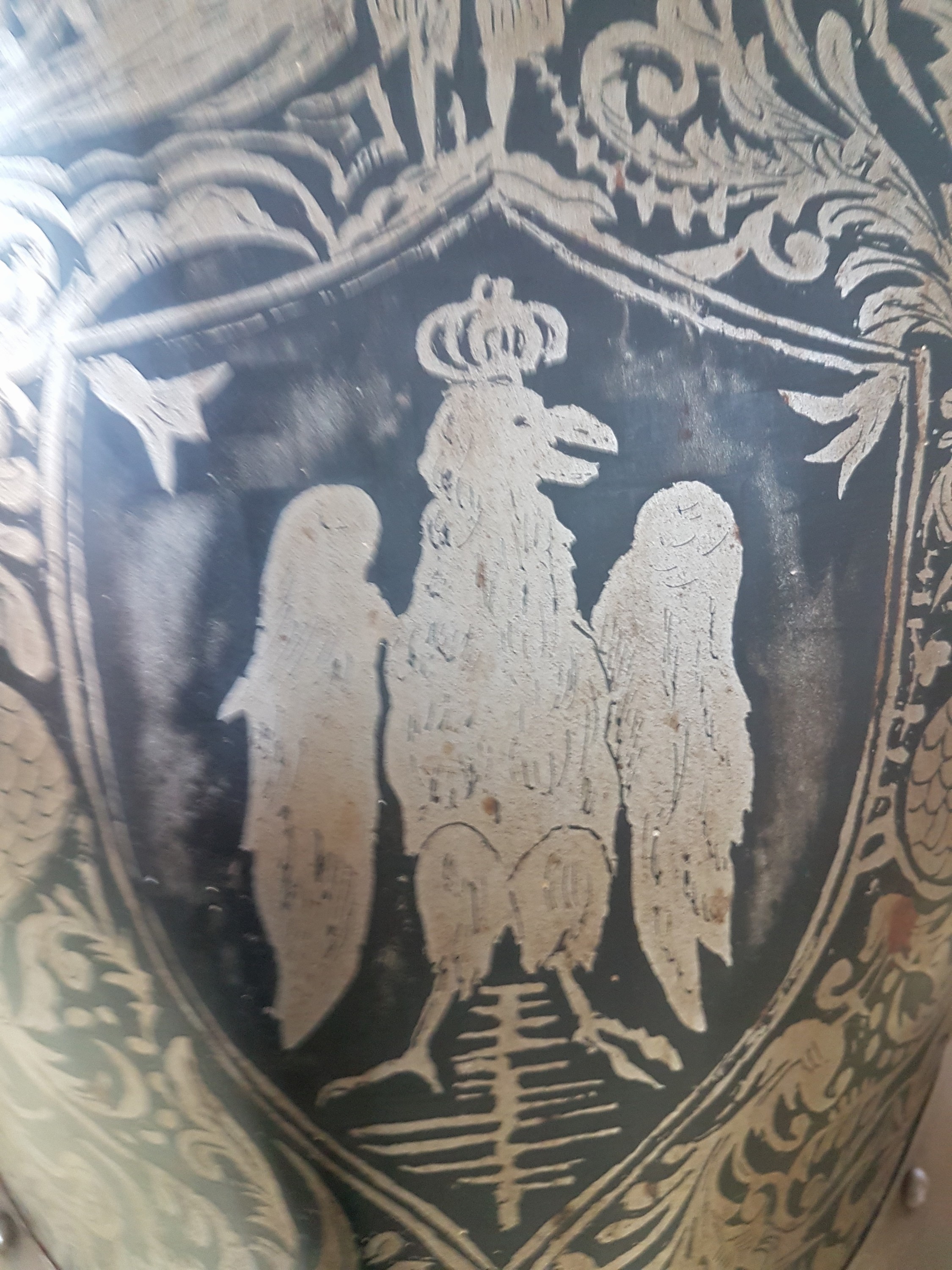 Detail e: Dekorative Ritterrüstung "Franz", 20.Jh., Ganzkörperrüstung, Metall, bewegliche Teile, z.T. mit Lederriemen, mit Schwert, Hellebarde, ...