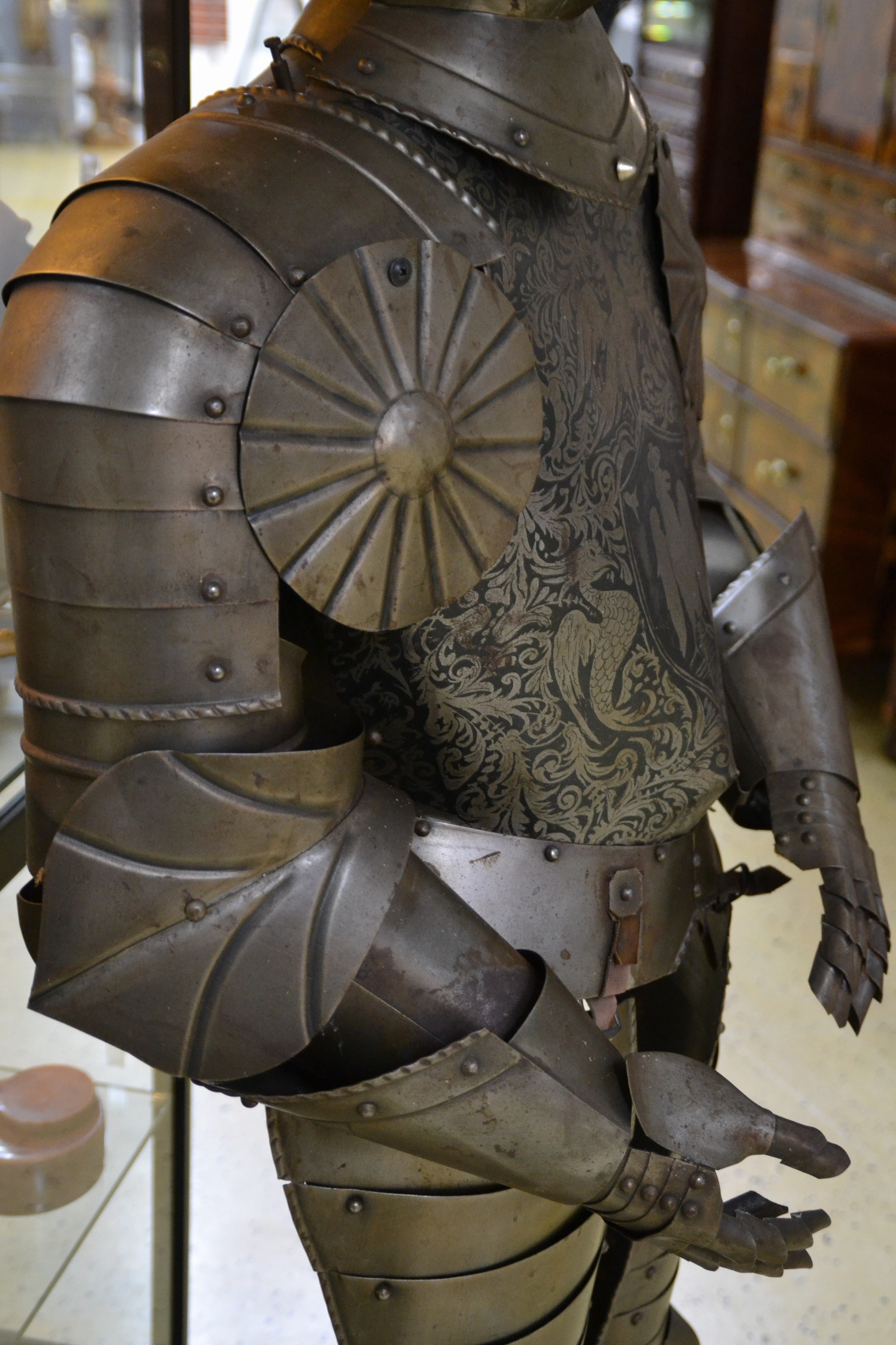 Detail g: Dekorative Ritterrüstung "Franz", 20.Jh., Ganzkörperrüstung, Metall, bewegliche Teile, z.T. mit Lederriemen, mit Schwert, Hellebarde, ...