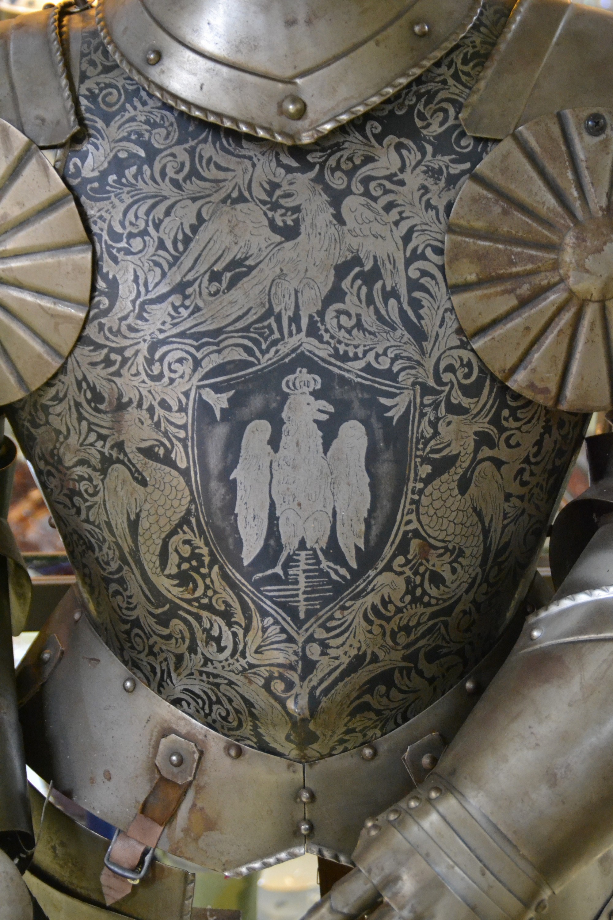 Detail h: Dekorative Ritterrüstung "Franz", 20.Jh., Ganzkörperrüstung, Metall, bewegliche Teile, z.T. mit Lederriemen, mit Schwert, Hellebarde, ...
