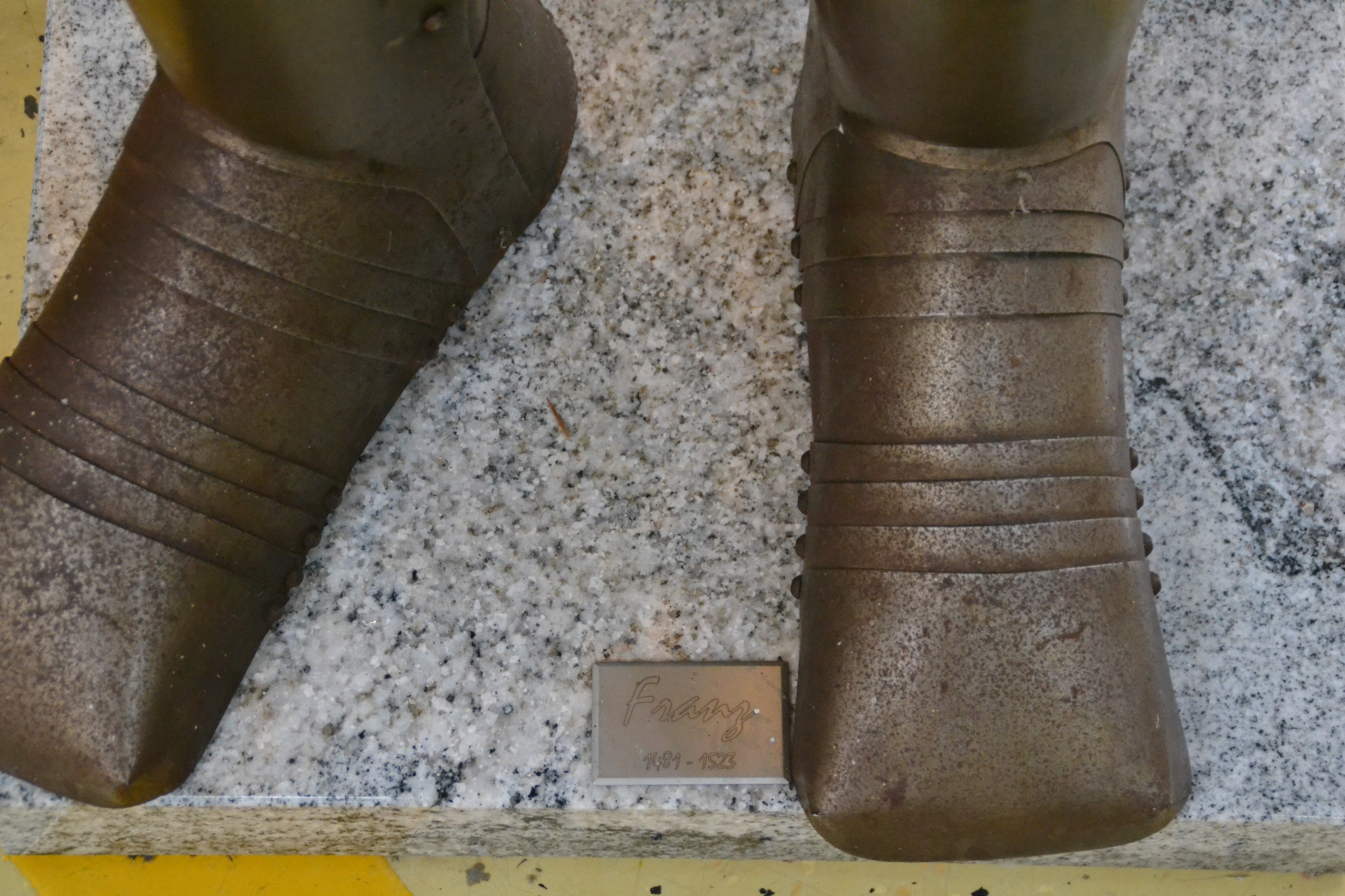 Detail i: Dekorative Ritterrüstung "Franz", 20.Jh., Ganzkörperrüstung, Metall, bewegliche Teile, z.T. mit Lederriemen, mit Schwert, Hellebarde, ...