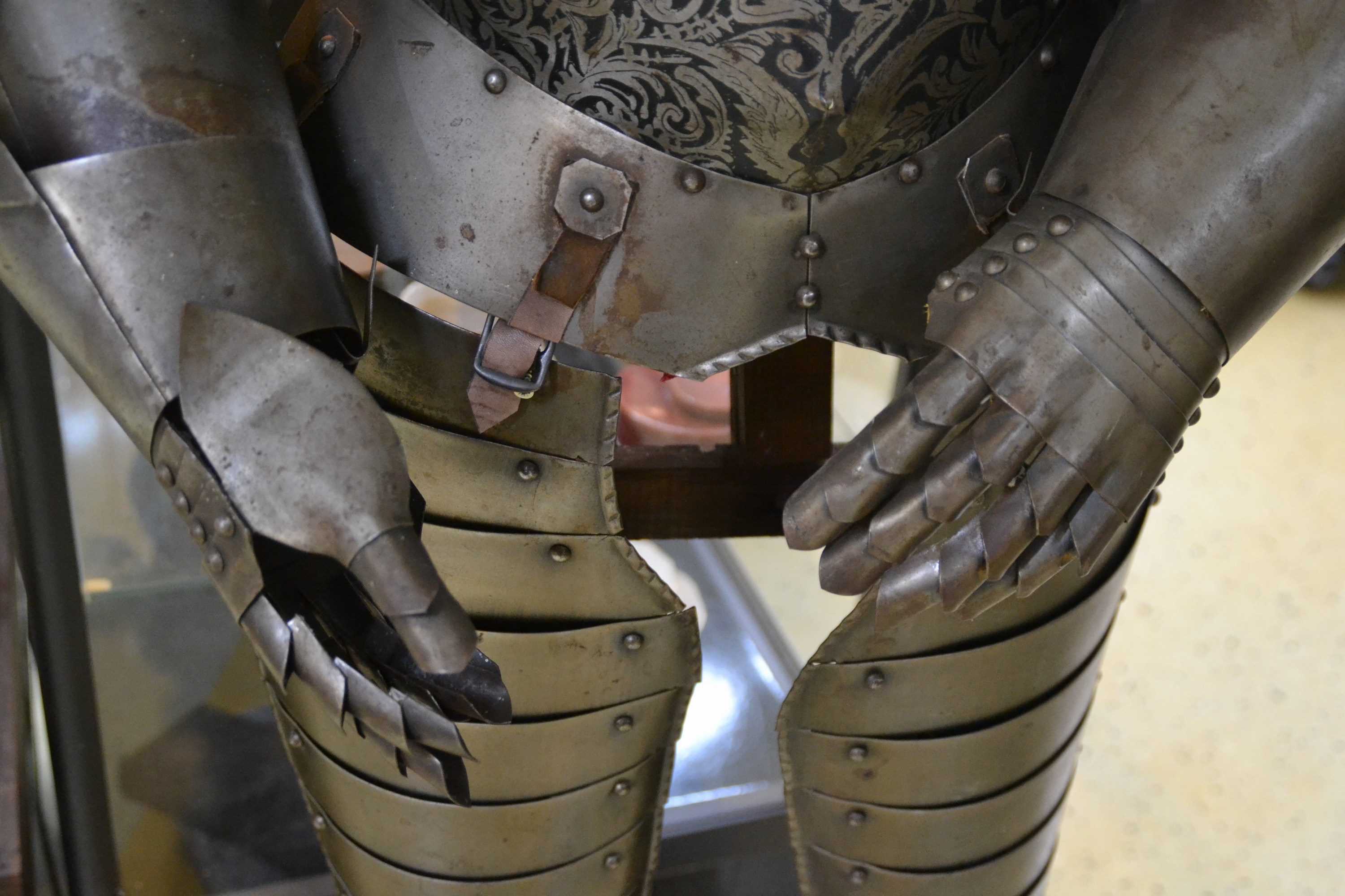 Detail j: Dekorative Ritterrüstung "Franz", 20.Jh., Ganzkörperrüstung, Metall, bewegliche Teile, z.T. mit Lederriemen, mit Schwert, Hellebarde, ...