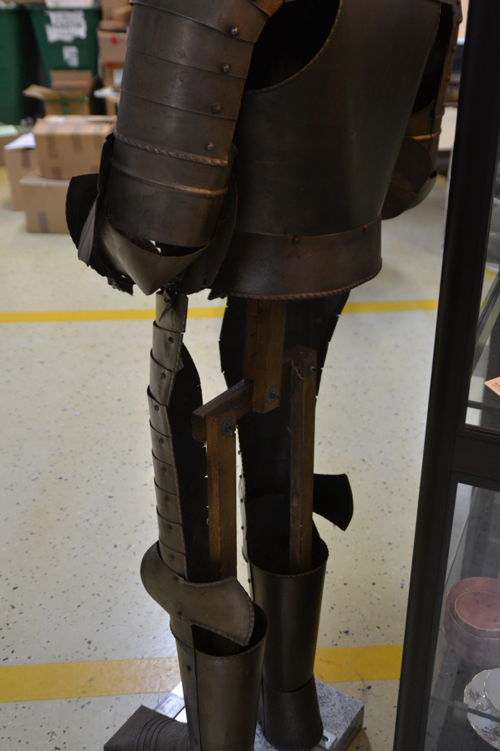 Detail k: Dekorative Ritterrüstung "Franz", 20.Jh., Ganzkörperrüstung, Metall, bewegliche Teile, z.T. mit Lederriemen, mit Schwert, Hellebarde, ...