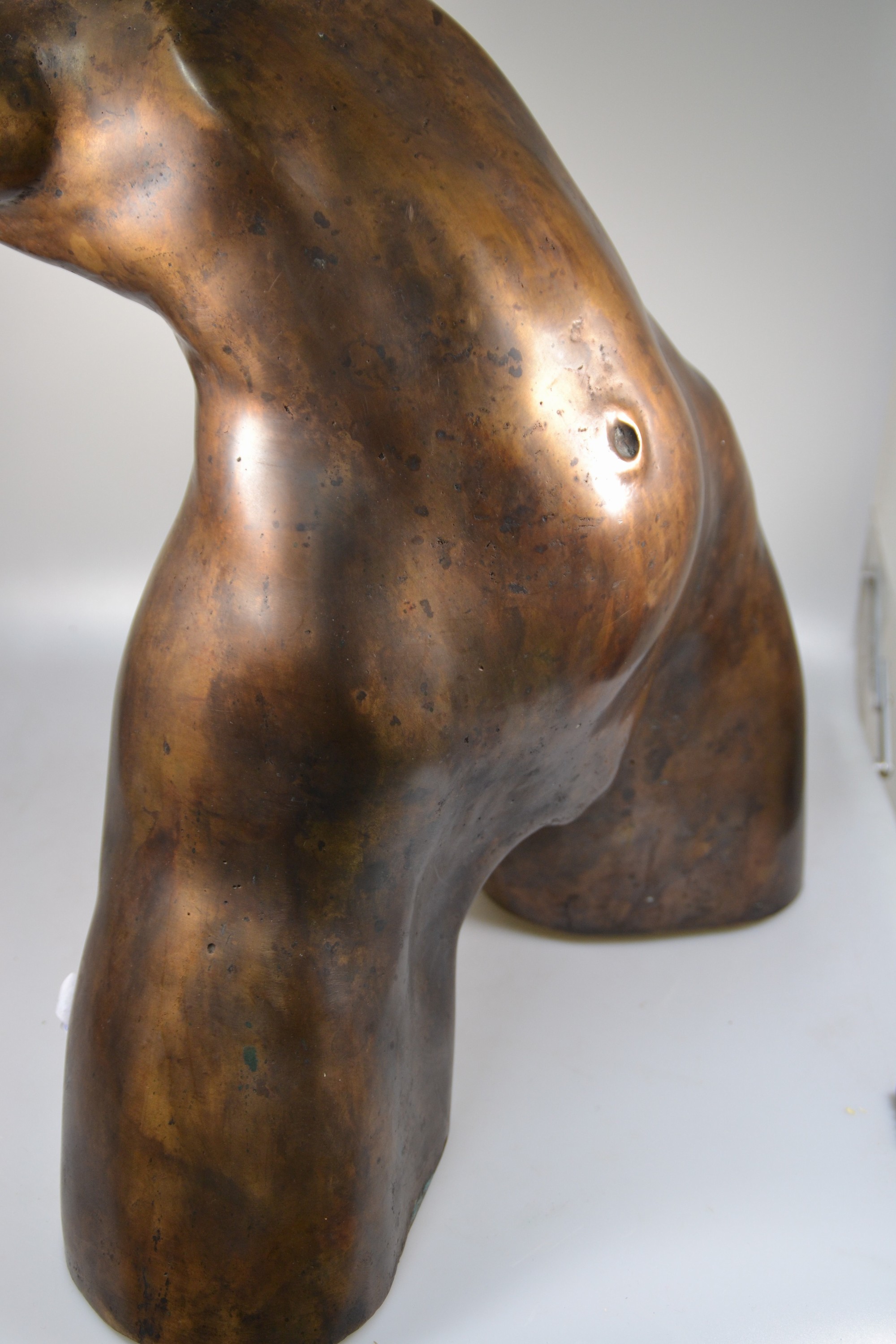 Detail c: Große Bronzeskulptur eines zeitgen. Künstlers , weiblicher Torso, Hohlguß, unsigniert, ca.52x42x32cm, ca. 18.9 kg.