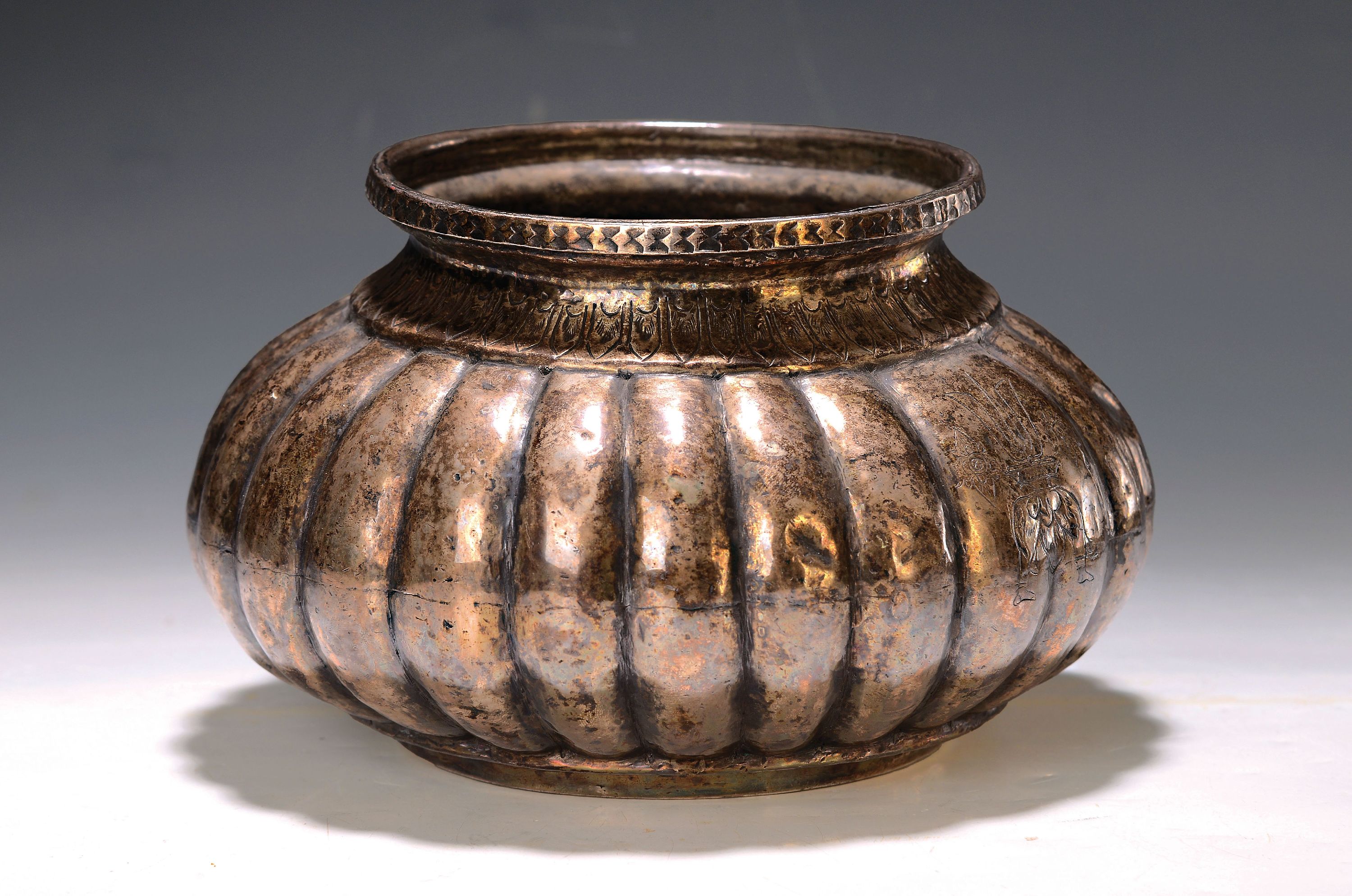 Antikes Gefäß/Vase, Metall versilbert, wohl Tibet, 19. Jahrhundert, gebauchte und gerippte Form, Hals mit stil. Blättern bzw. stil. Wappen an ...