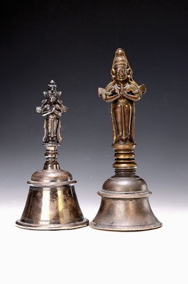 Image Zwei Ghantas/Glocken, wohl Indien, 19. Jh., Bronze, Griffe mit Shiva und Hanuman ...