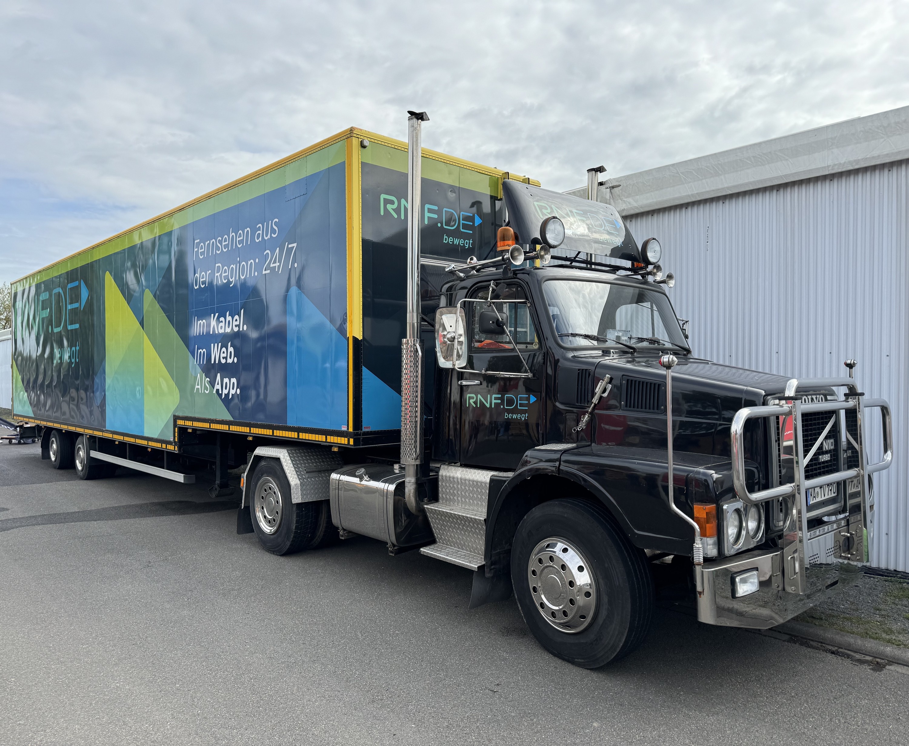 RNF Action Truck, Volvo N10-38-4X2, EZ 09/1991, 4. Hand, Laufleistung ca. 696.600 km,HU abgelaufen, 192 kW/260 PS, schwarz, Auflieger von Karfa Typ ...