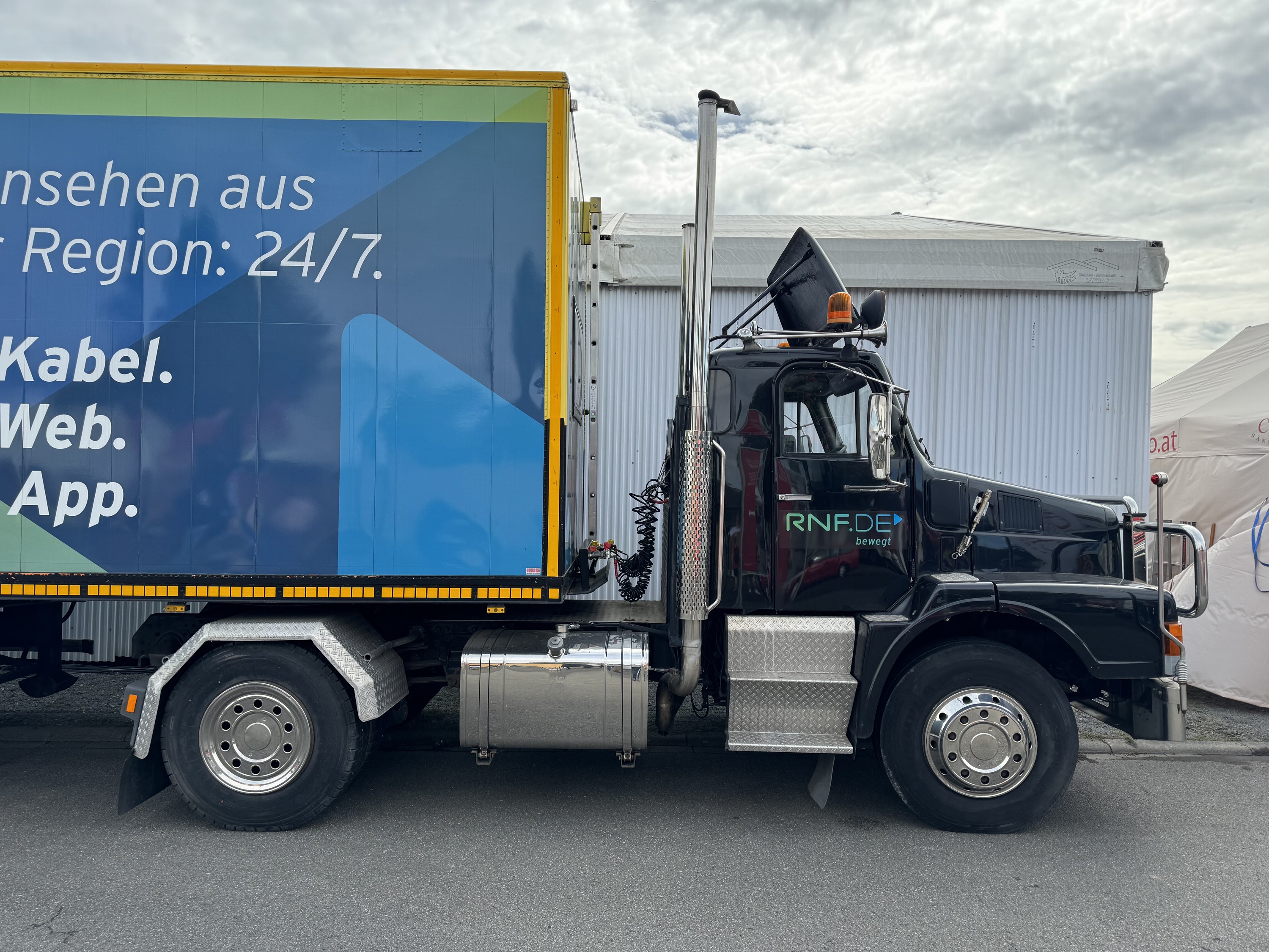 Detail a: RNF Action Truck, Volvo N10-38-4X2, EZ 09/1991, 4. Hand, Laufleistung ca. 696.600 km,HU abgelaufen, 192 kW/260 PS, schwarz, Auflieger von Karfa Typ ...