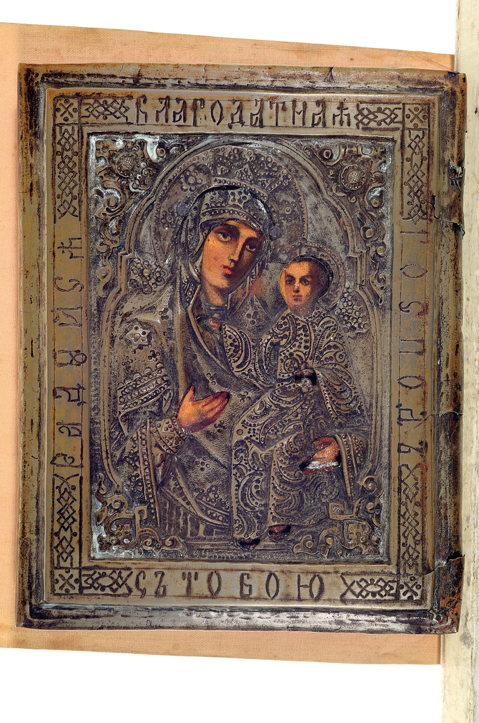 Detail k: Ikone, Russland, 2. Hälfte 19. Jh., Mutter Gottes mit Christuskind, Tempera auf Holz, reich geprägtes Metalloklad, ca. 15x12 cm