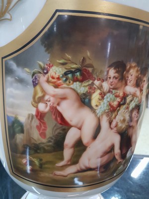 26776346e - Large potpourri vase, Rosenthal art department, around 1910, porcelain, relief oak leaf decoration, horned twisted handles, rich gold decoration, in a cartouche cupids with flower garlands after model of Peter Paul Rubens, height approx. 52cm