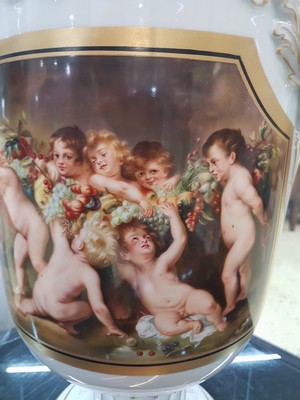 26776346f - Large potpourri vase, Rosenthal art department, around 1910, porcelain, relief oak leaf decoration, horned twisted handles, rich gold decoration, in a cartouche cupids with flower garlands after model of Peter Paul Rubens, height approx. 52cm