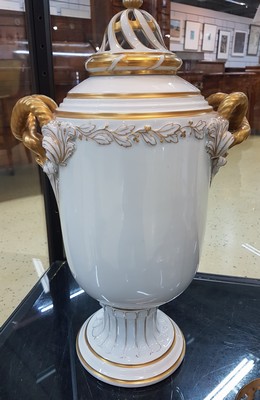 26776346h - Large potpourri vase, Rosenthal art department, around 1910, porcelain, relief oak leaf decoration, horned twisted handles, rich gold decoration, in a cartouche cupids with flower garlands after model of Peter Paul Rubens, height approx. 52cm