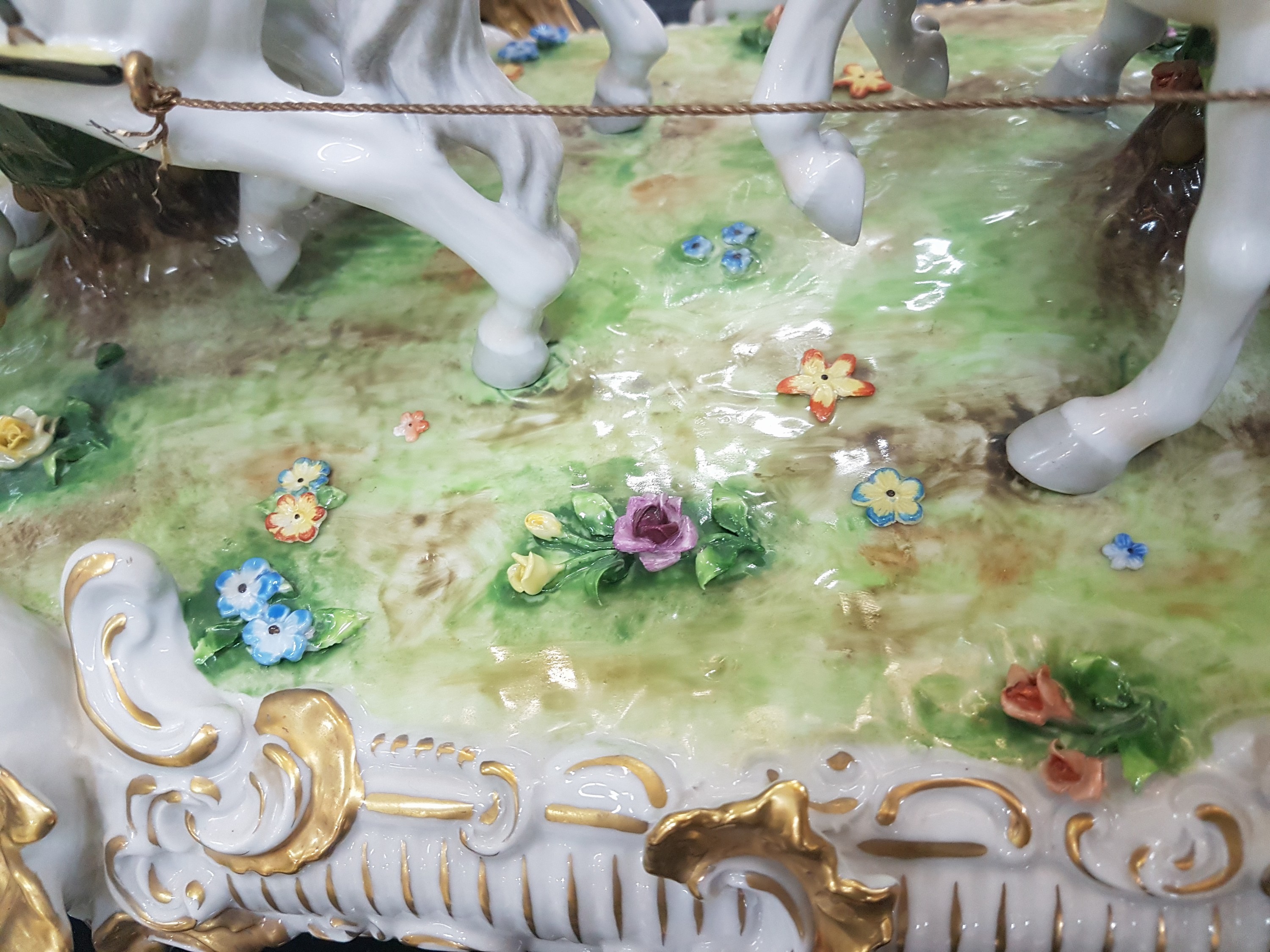 Detail e: Große vierspännige Rokoko-Kutsche, Unterweißbach, Thüringen, 20.Jh., Entw. Kurt Steiner (1904-1970), Porzellan, polychrom bemalt, reiche ...