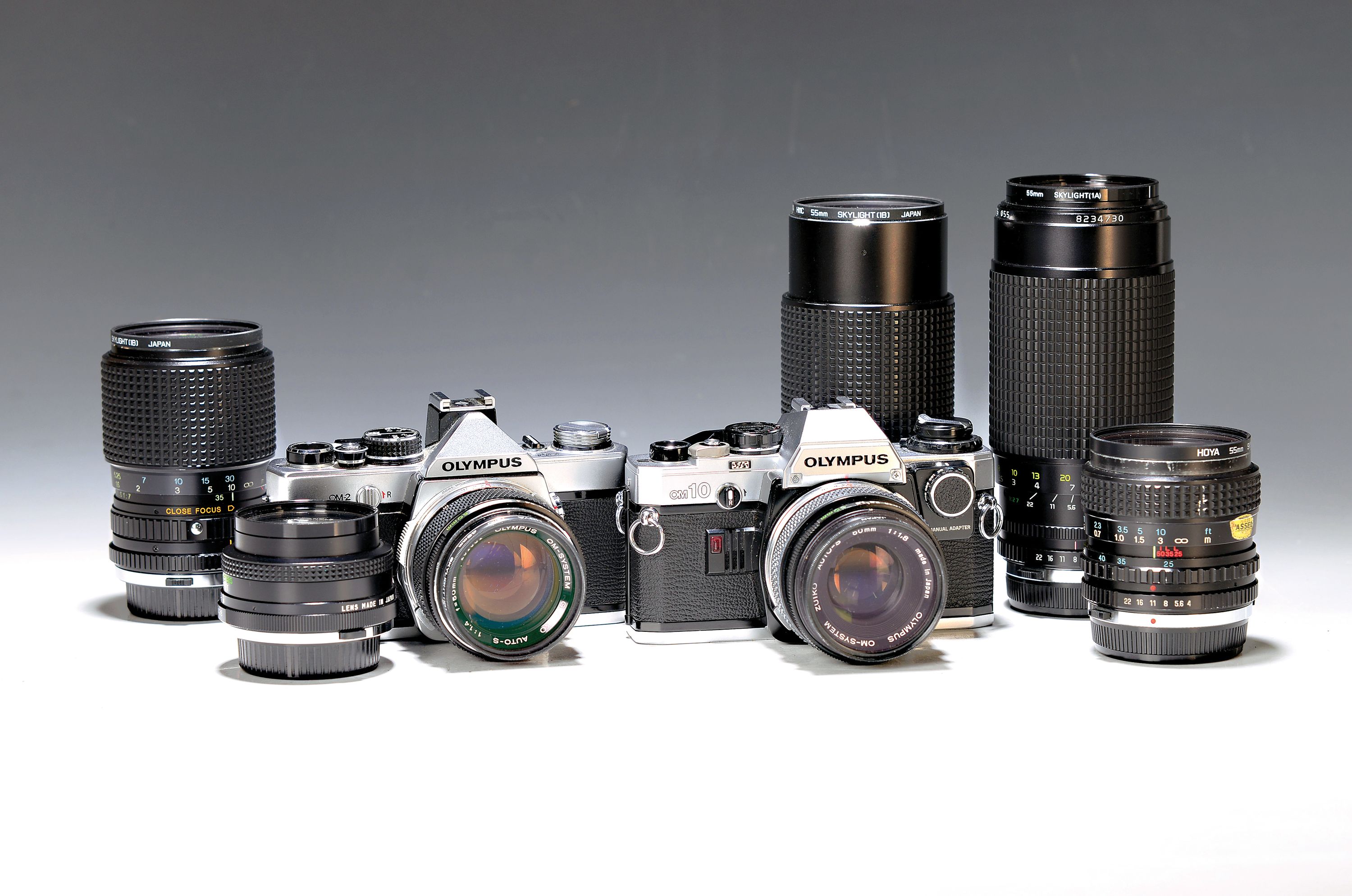 Konvolut Olympus, OM-10 und OM-2 mit Objektiven, Olympus OM-10 Bj. 1978-87 Seriennr. 1871478, Objektive: Zuiko Auto-S 1:1.8 50mm, Tokina 1:4 25-50mm, ...