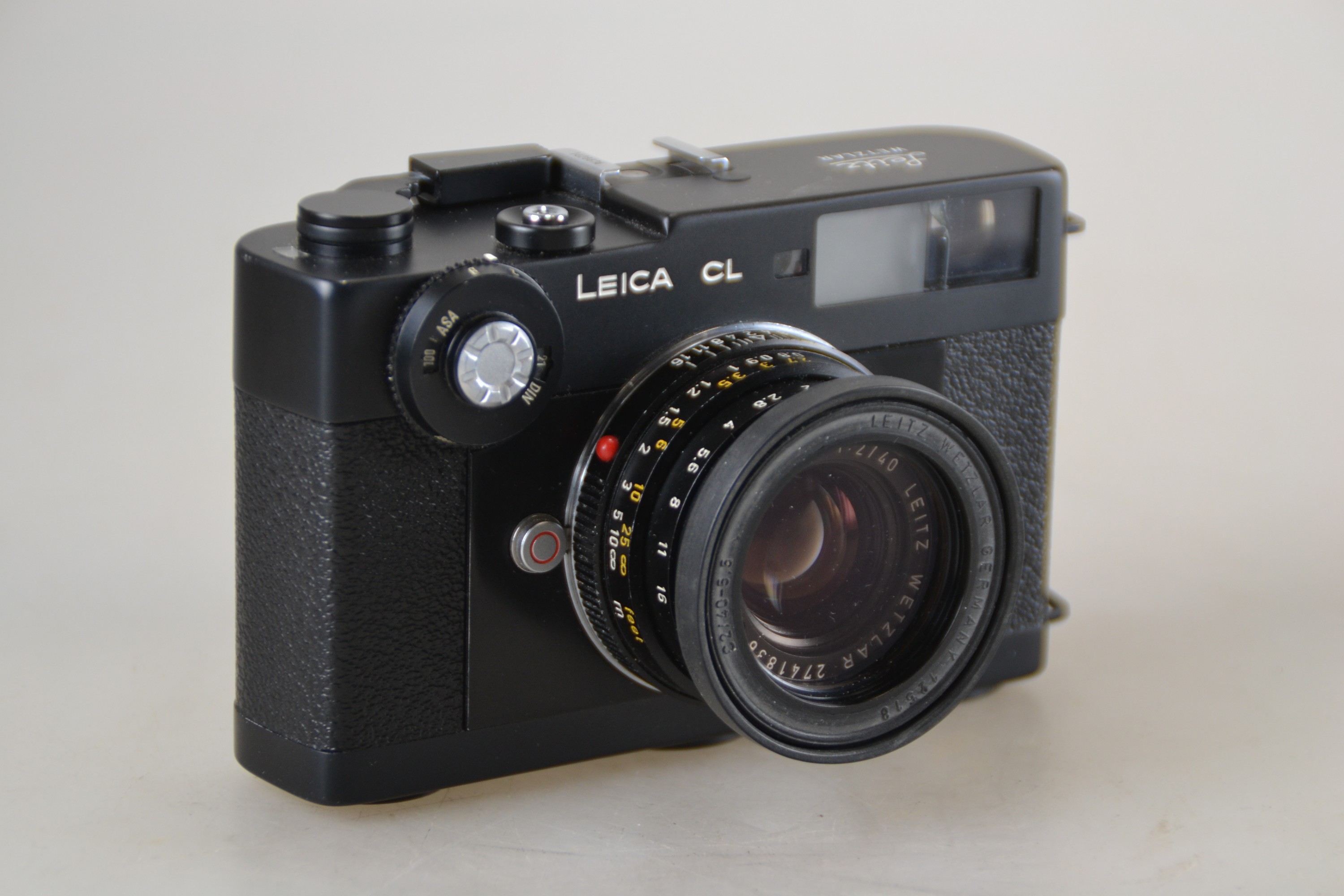 Detail b: Leica CL, Bj. 1974/75, mit zwei Objektiven und orig. Unterlagen, Seriennr. 1408874, schwarzer Body, Glas vor Beleuchtungs- /Sucherfenster gesprungen, ...