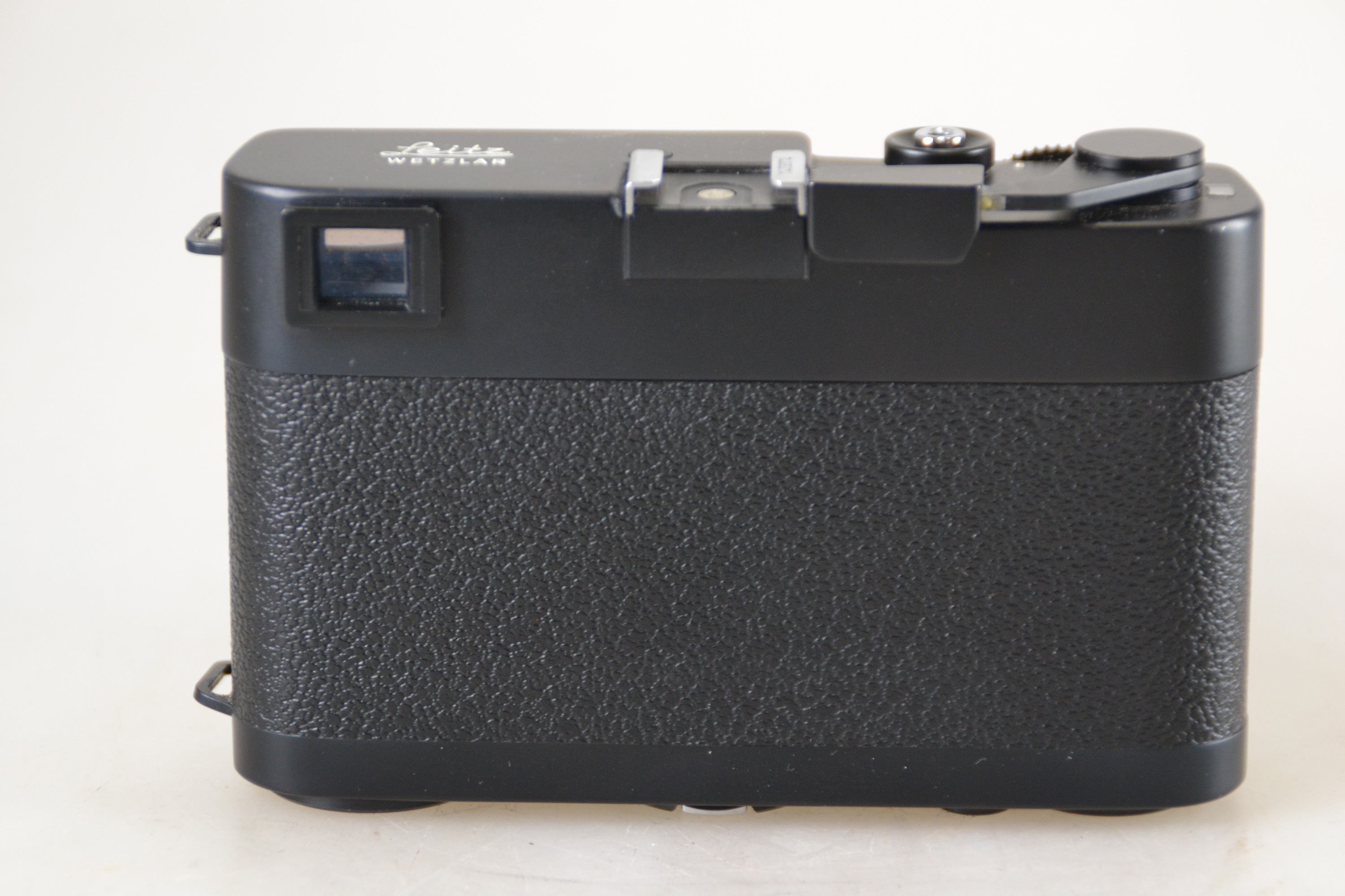 Detail d: Leica CL, Bj. 1974/75, mit zwei Objektiven und orig. Unterlagen, Seriennr. 1408874, schwarzer Body, Glas vor Beleuchtungs- /Sucherfenster gesprungen, ...
